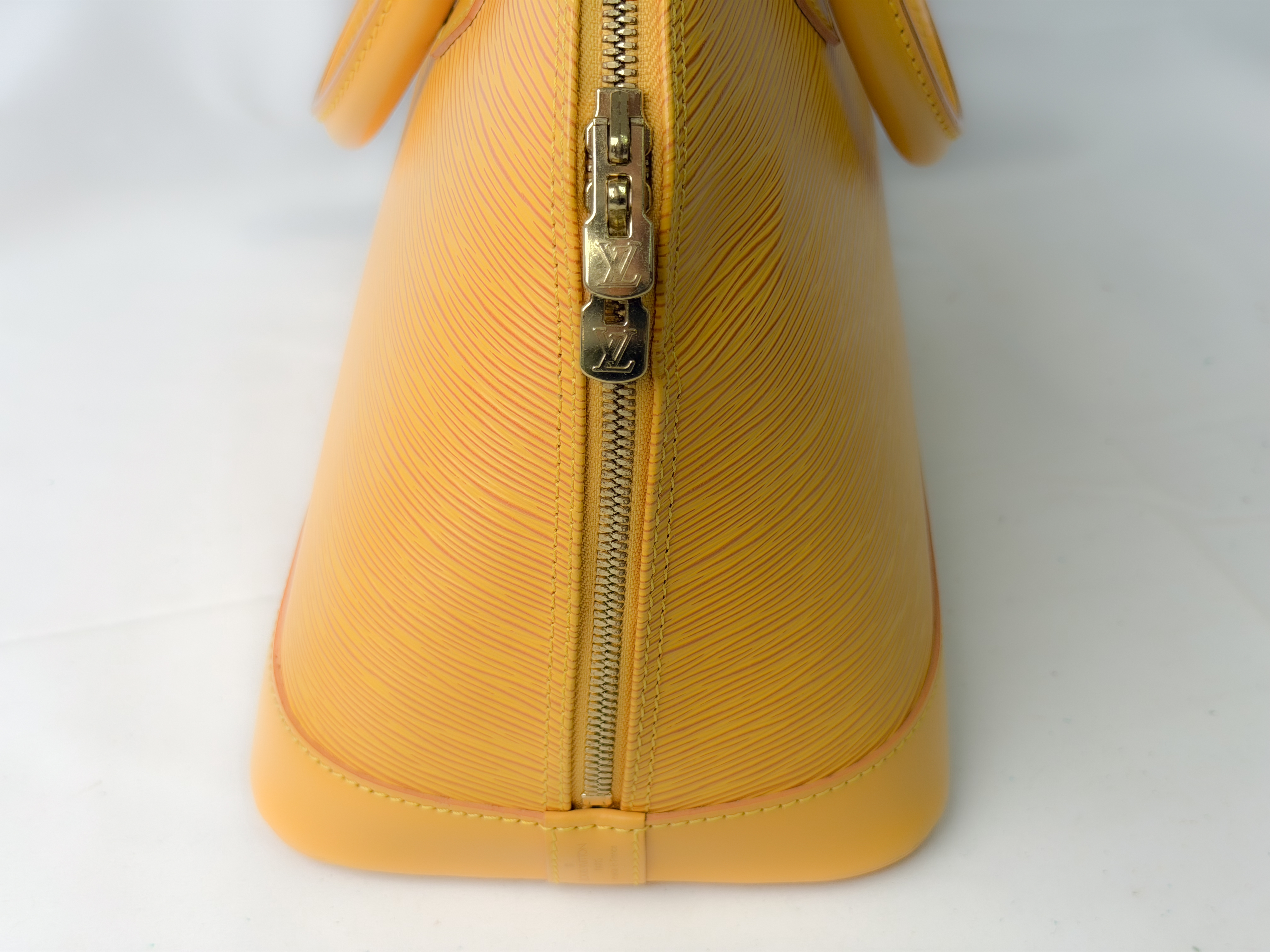 Epi M40619 Alma PM AR0957 Handbag — view 7