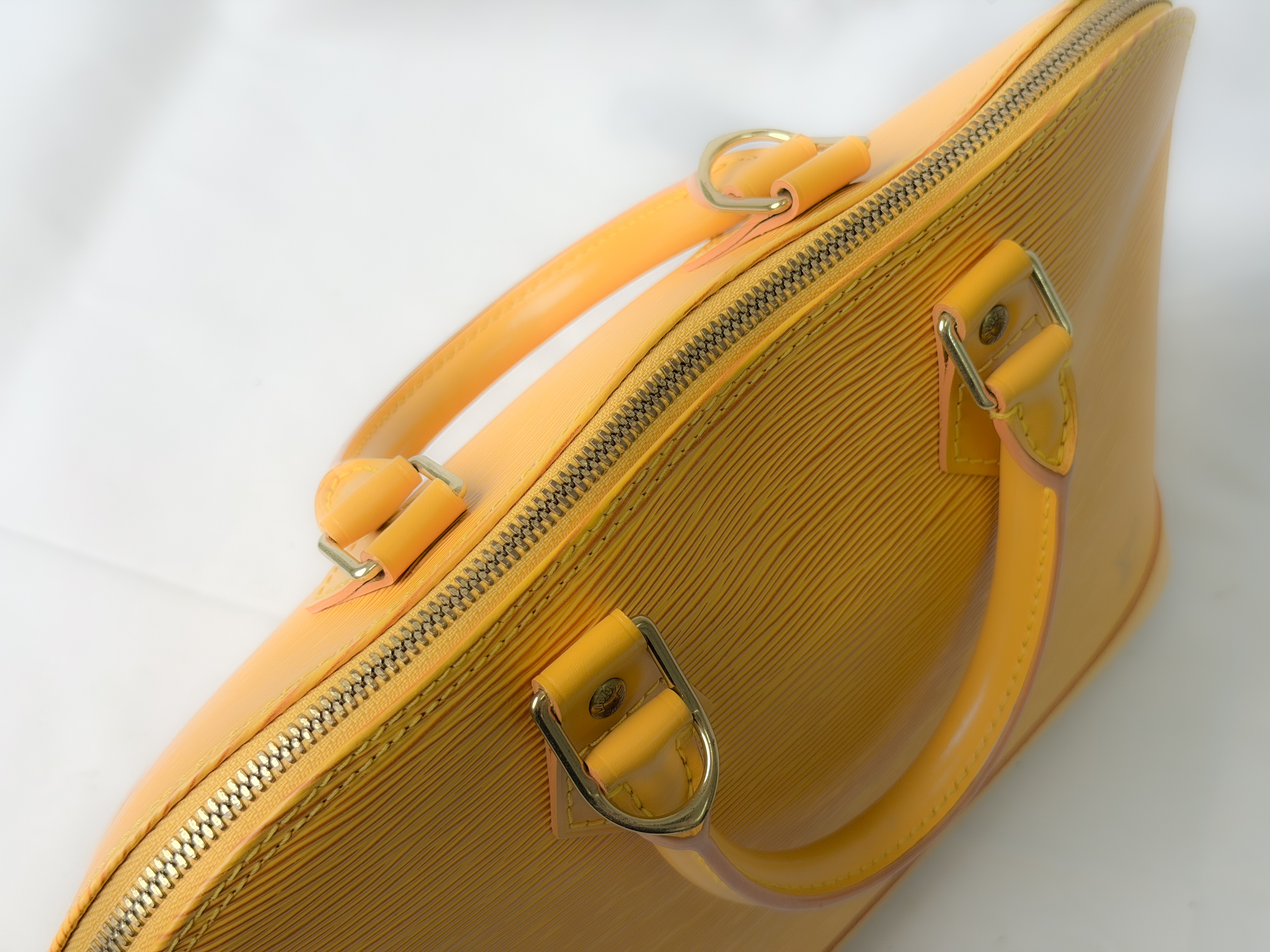 Epi M40619 Alma PM AR0957 Handbag — view 8