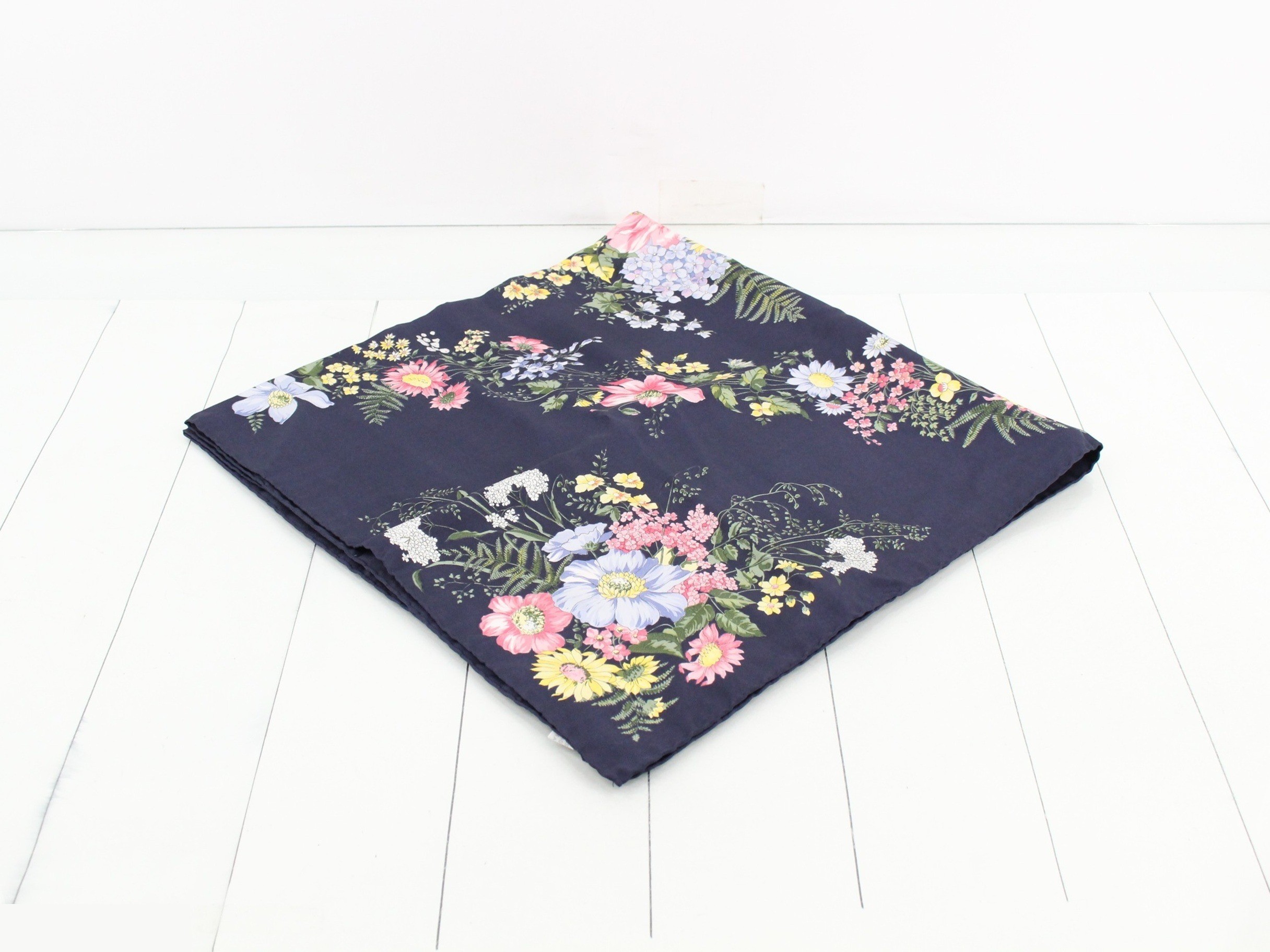 Flower motif scarf — view 2