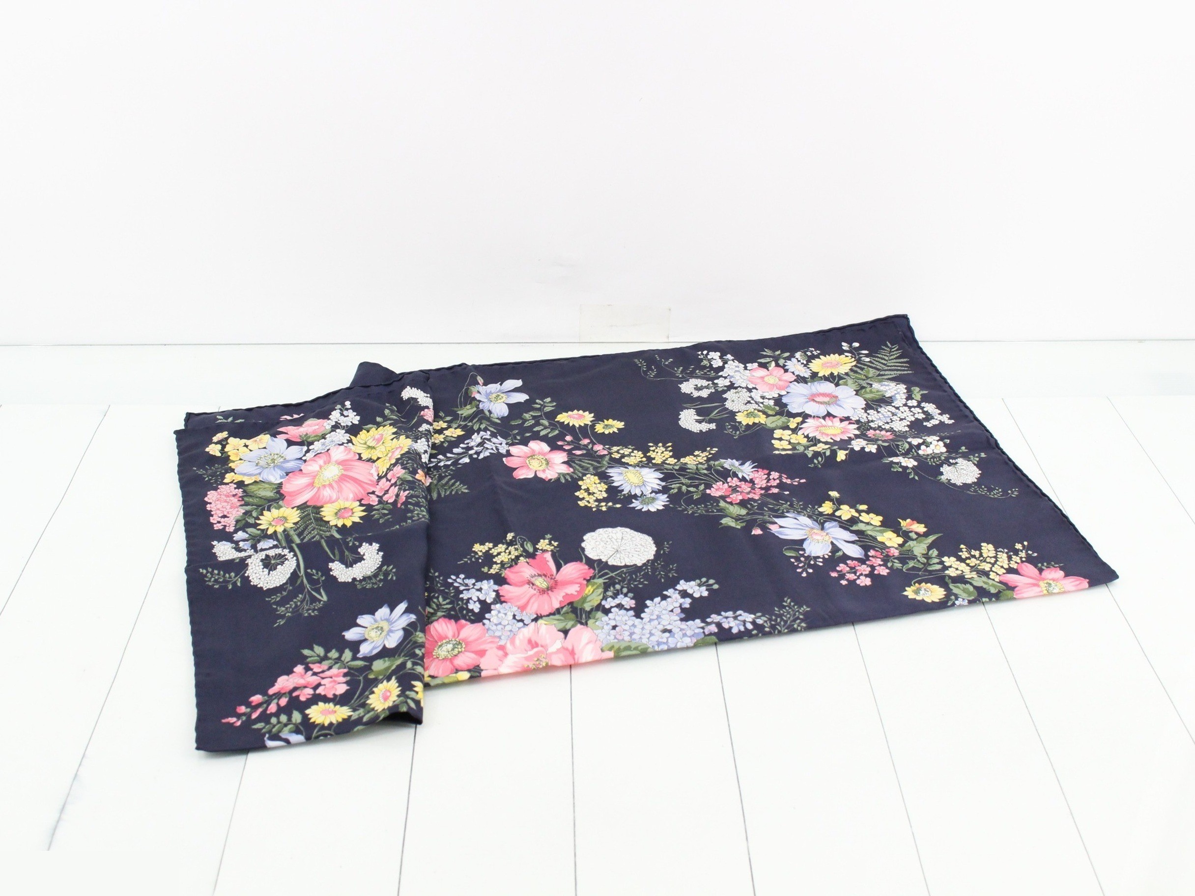 Flower motif scarf — view 3