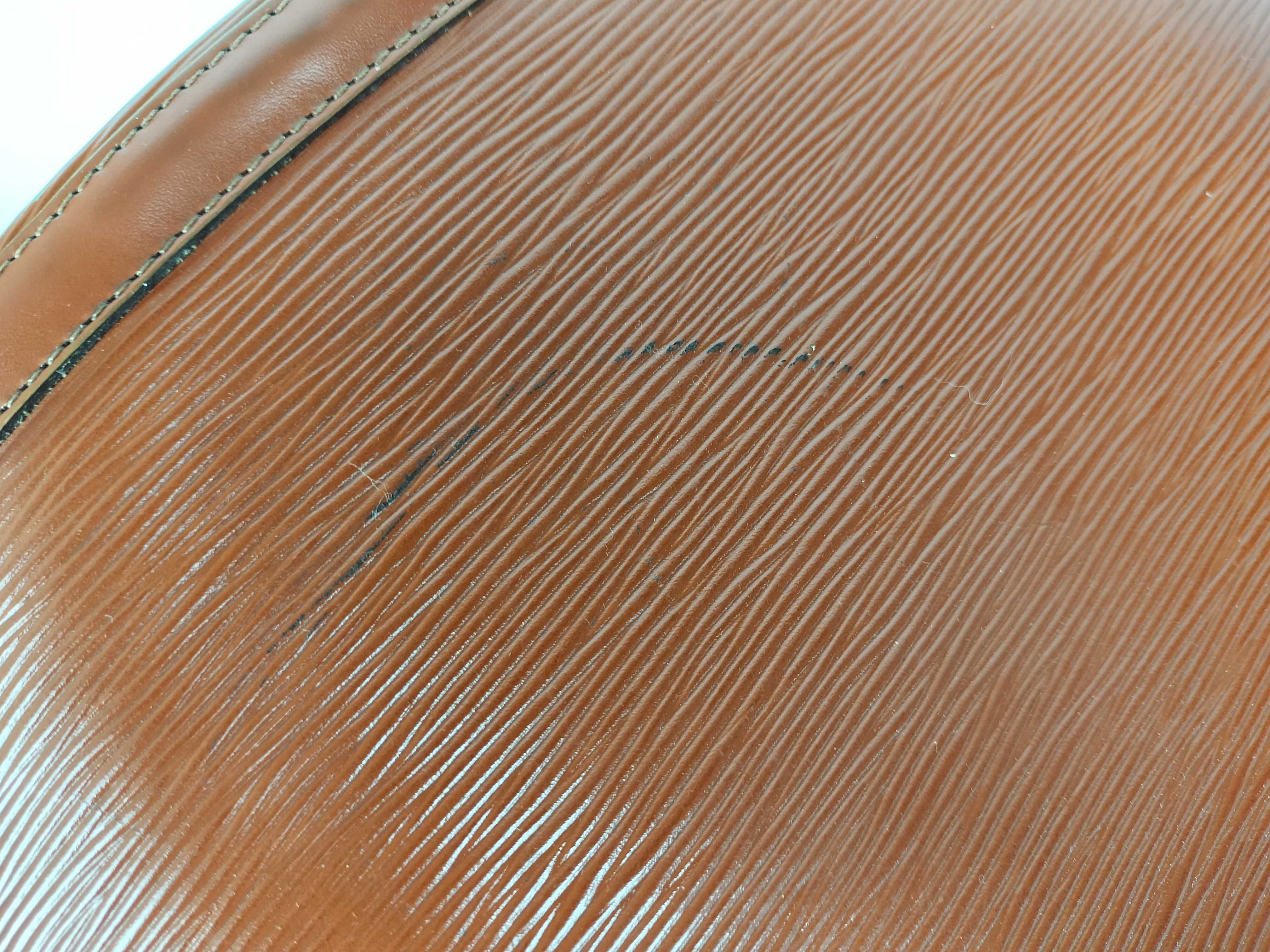 Epi Saint Jacques Shoulder Bag — view 11