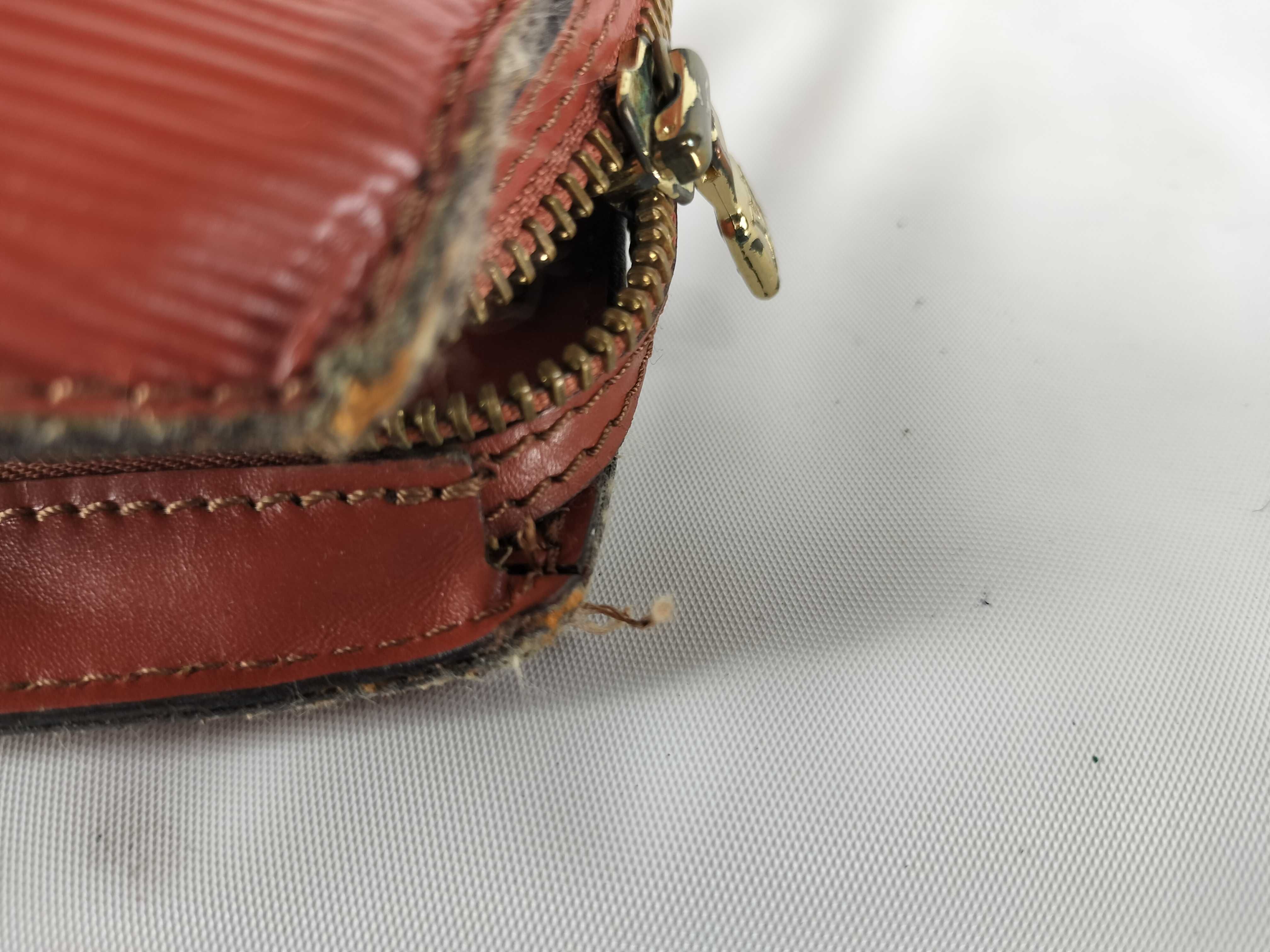 Epi Saint Jacques Shoulder Bag — view 15