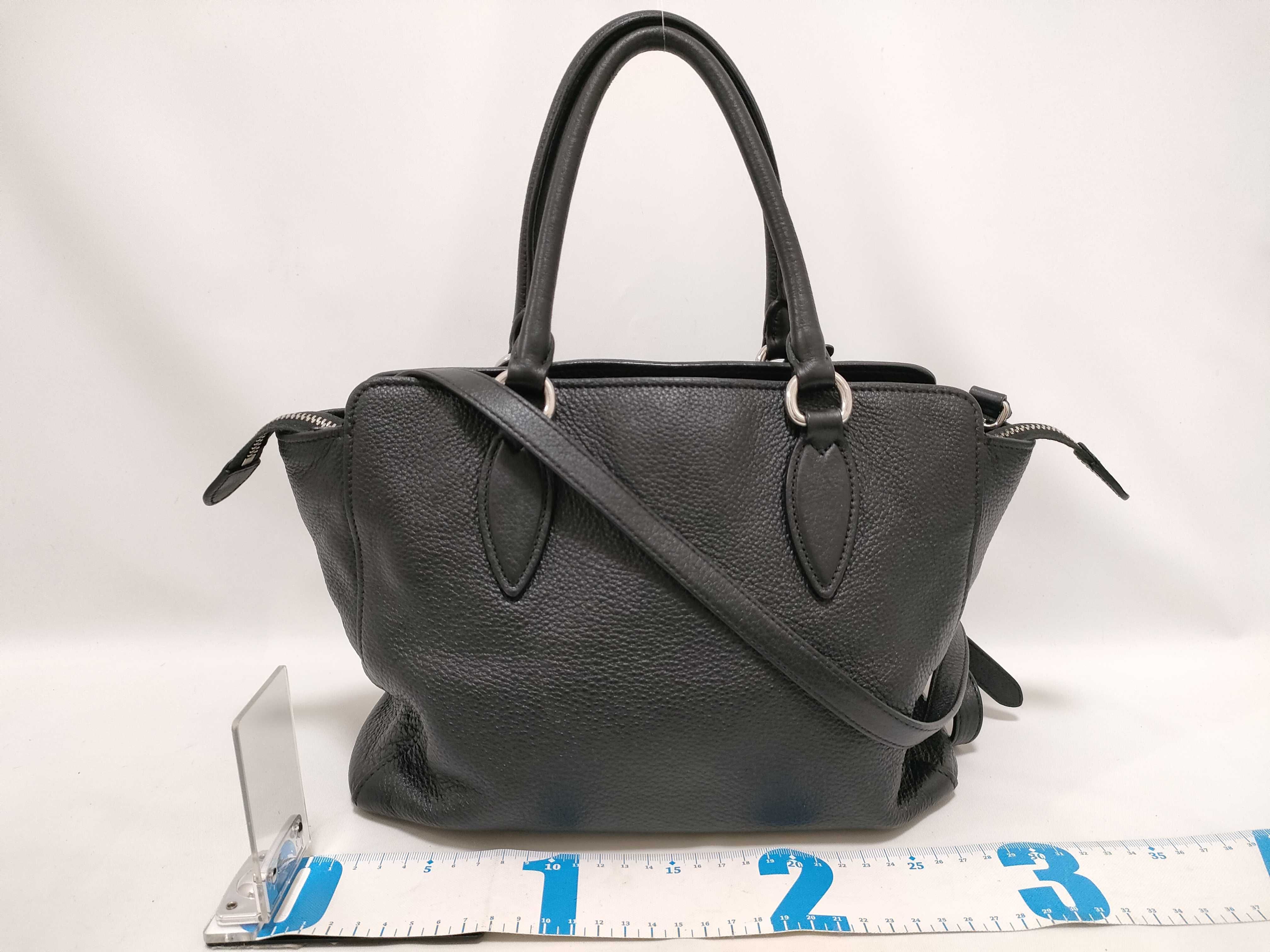 grained leather handbag/shoulder bag, black, cereal, clochette style shoulder bag — view 2