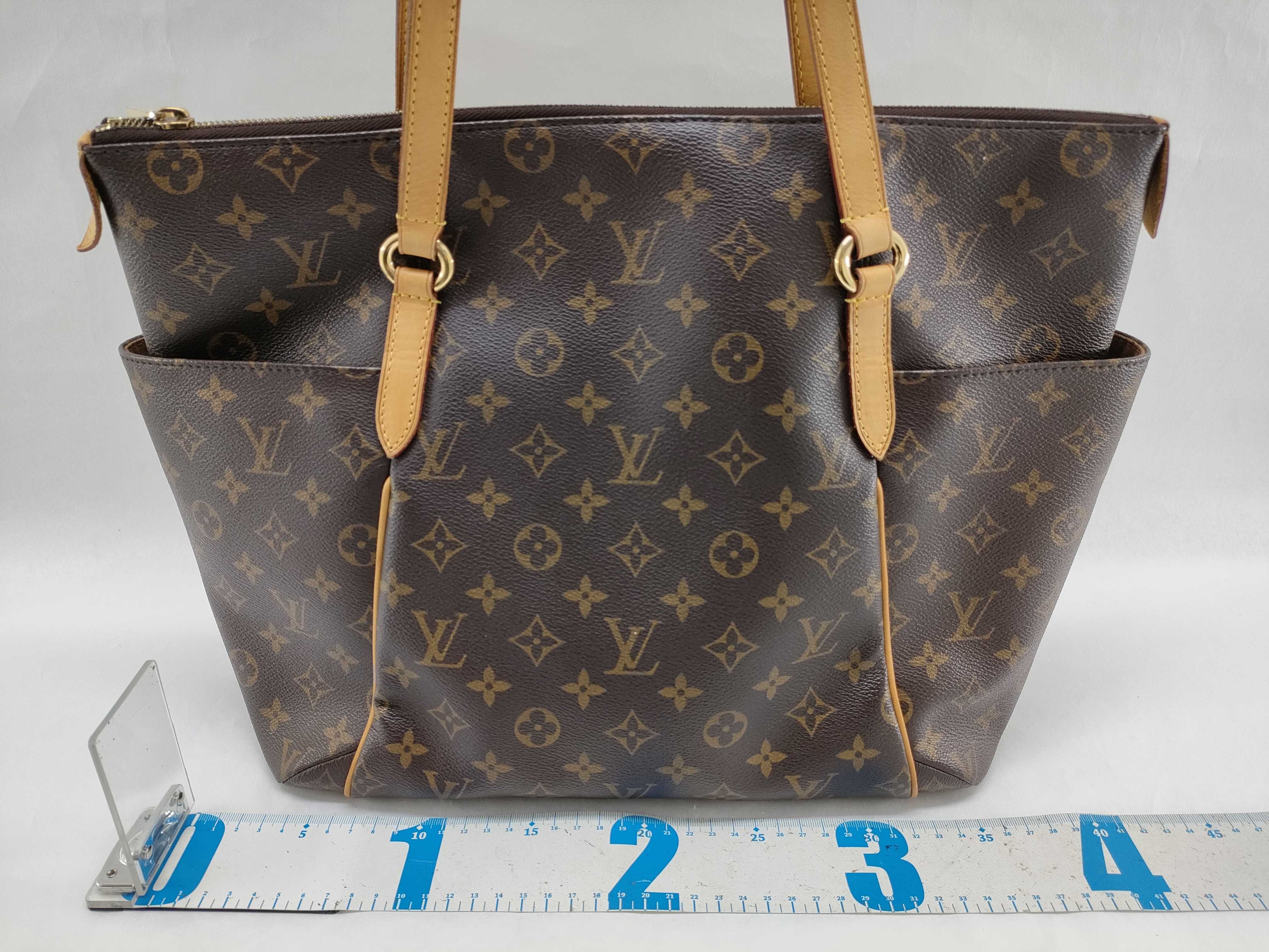Monogram Louis Vuitton Totally MM Monogram M41015 Tote Bag — view 2