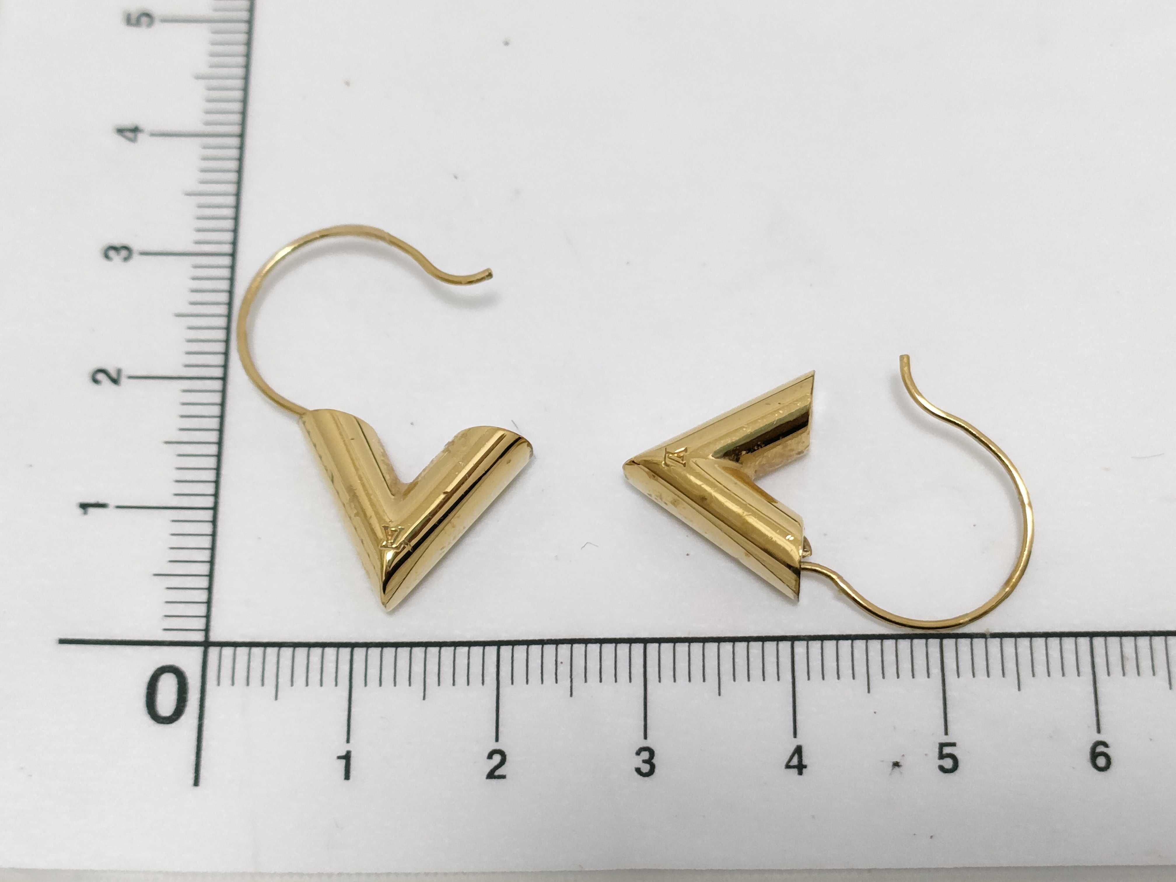 M61088 Metal Essential V Earrings (with dust bag and box) — view 7
