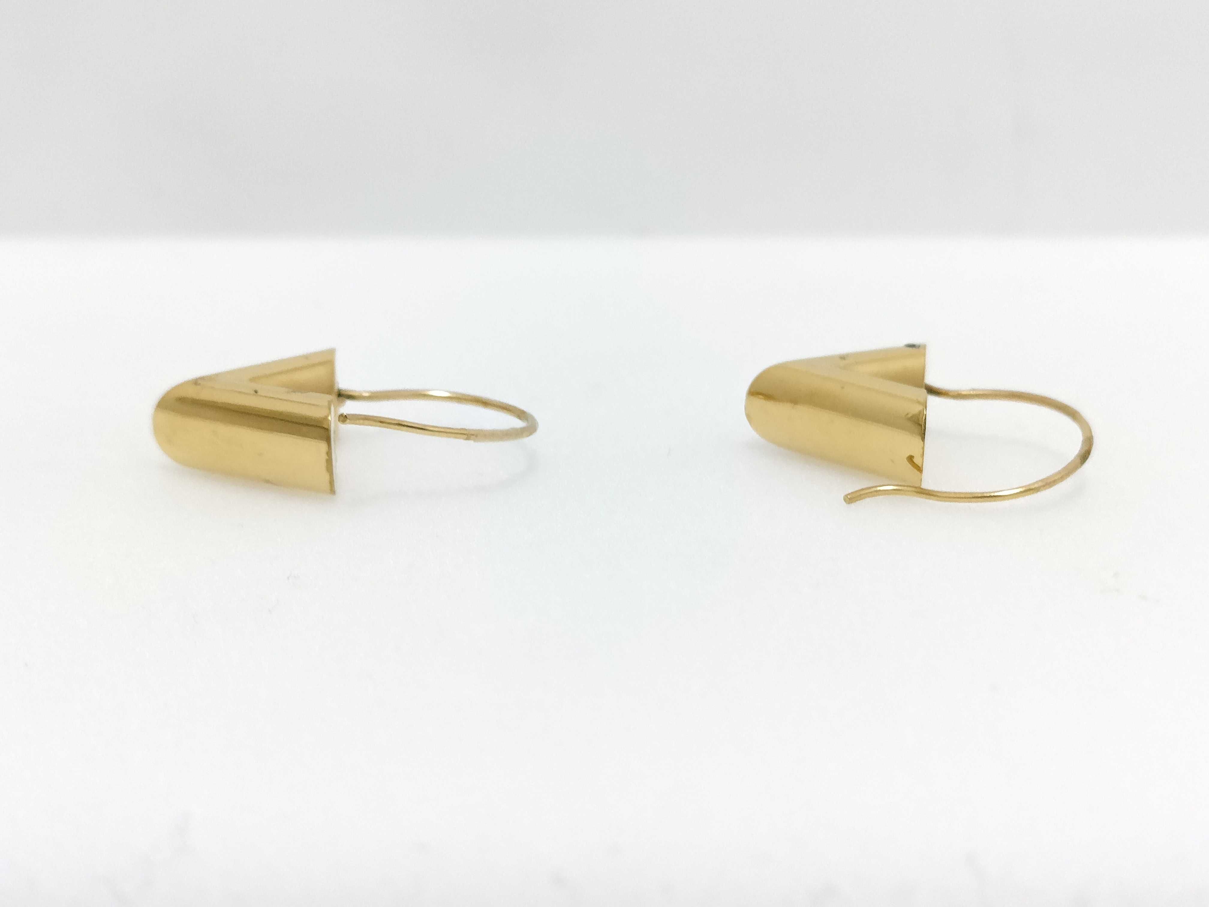 M61088 Metal Essential V Earrings (with dust bag and box) — view 8