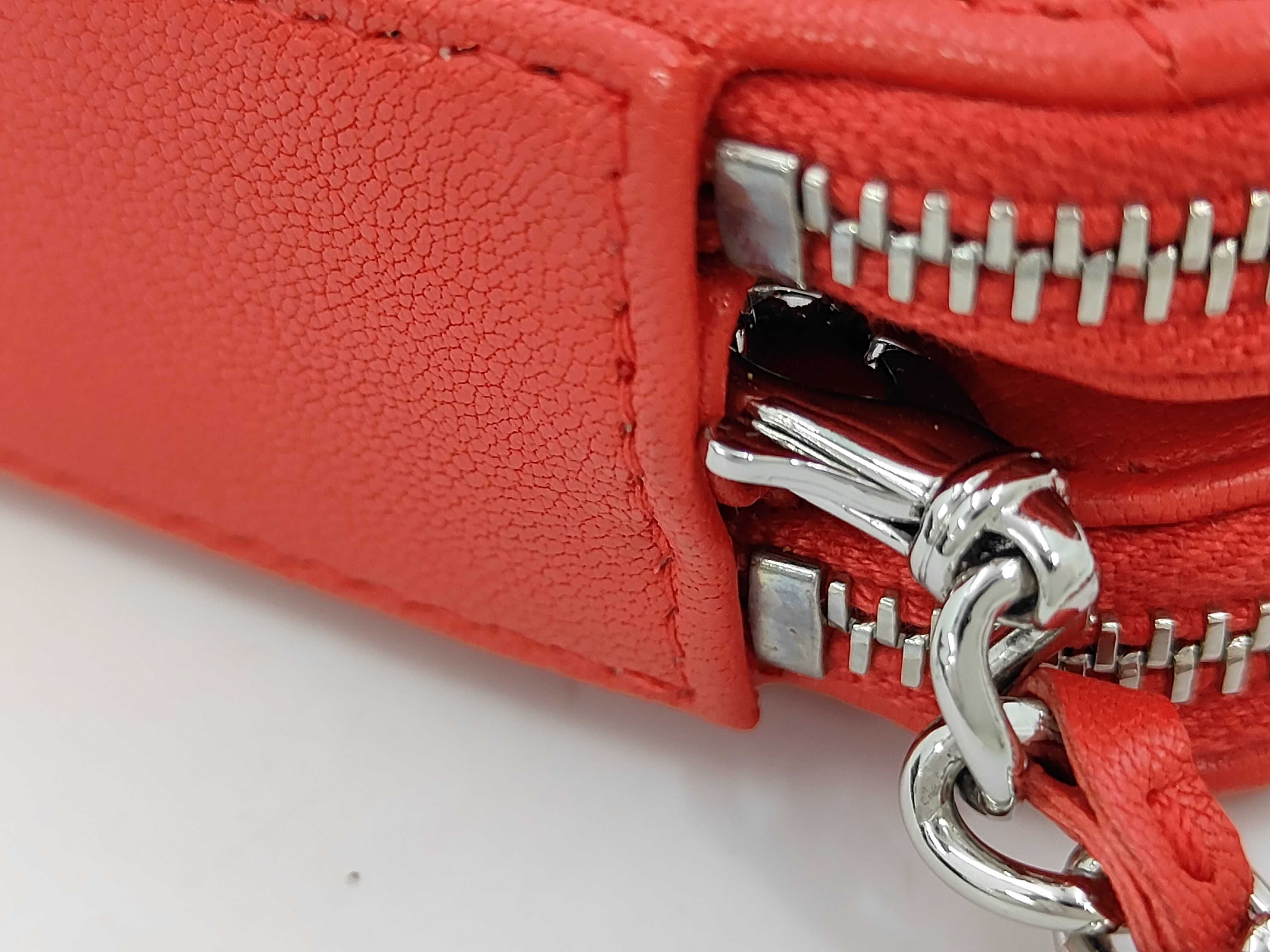 Matelassé Red Chain Wallet (Serial Number 25) Shoulder Bag — view 5