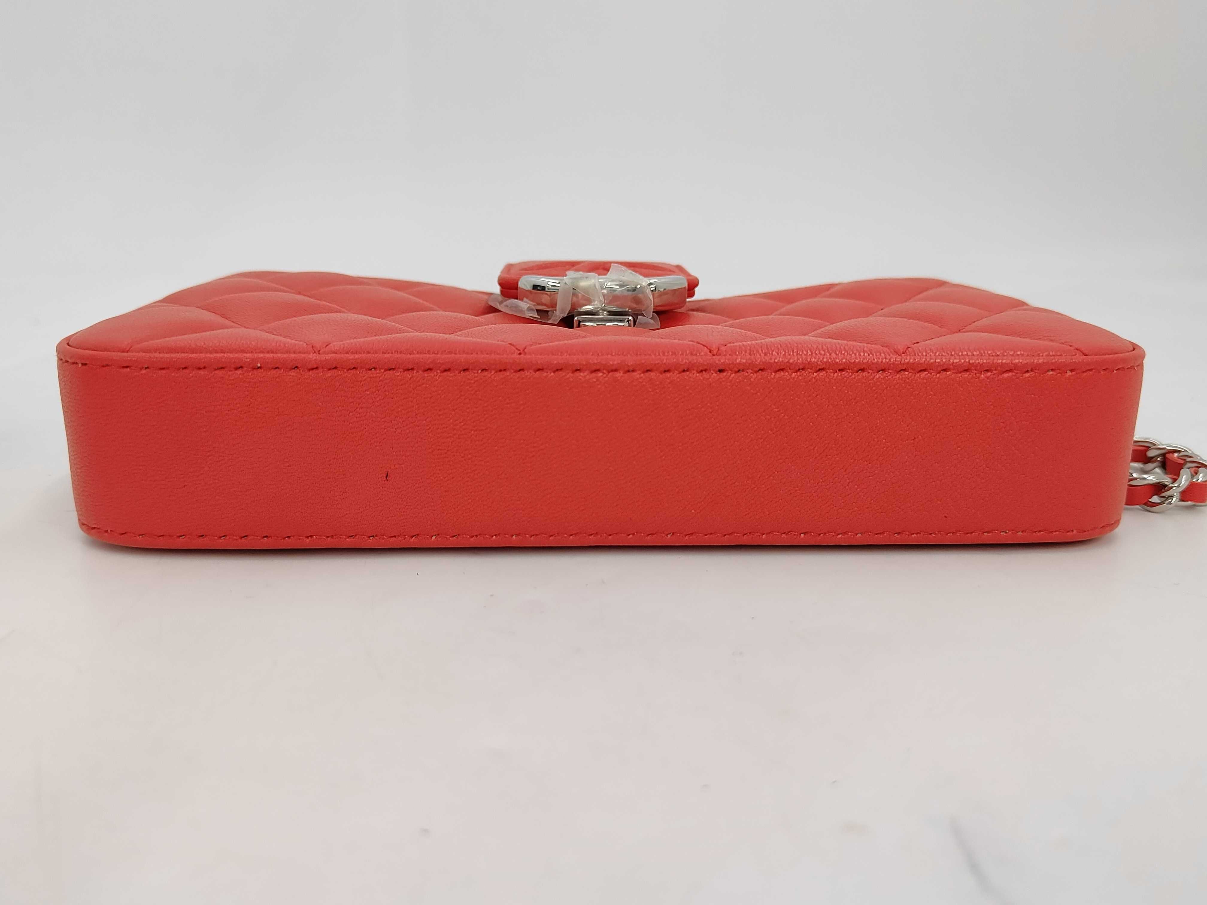 Matelassé Red Chain Wallet (Serial Number 25) Shoulder Bag — view 6