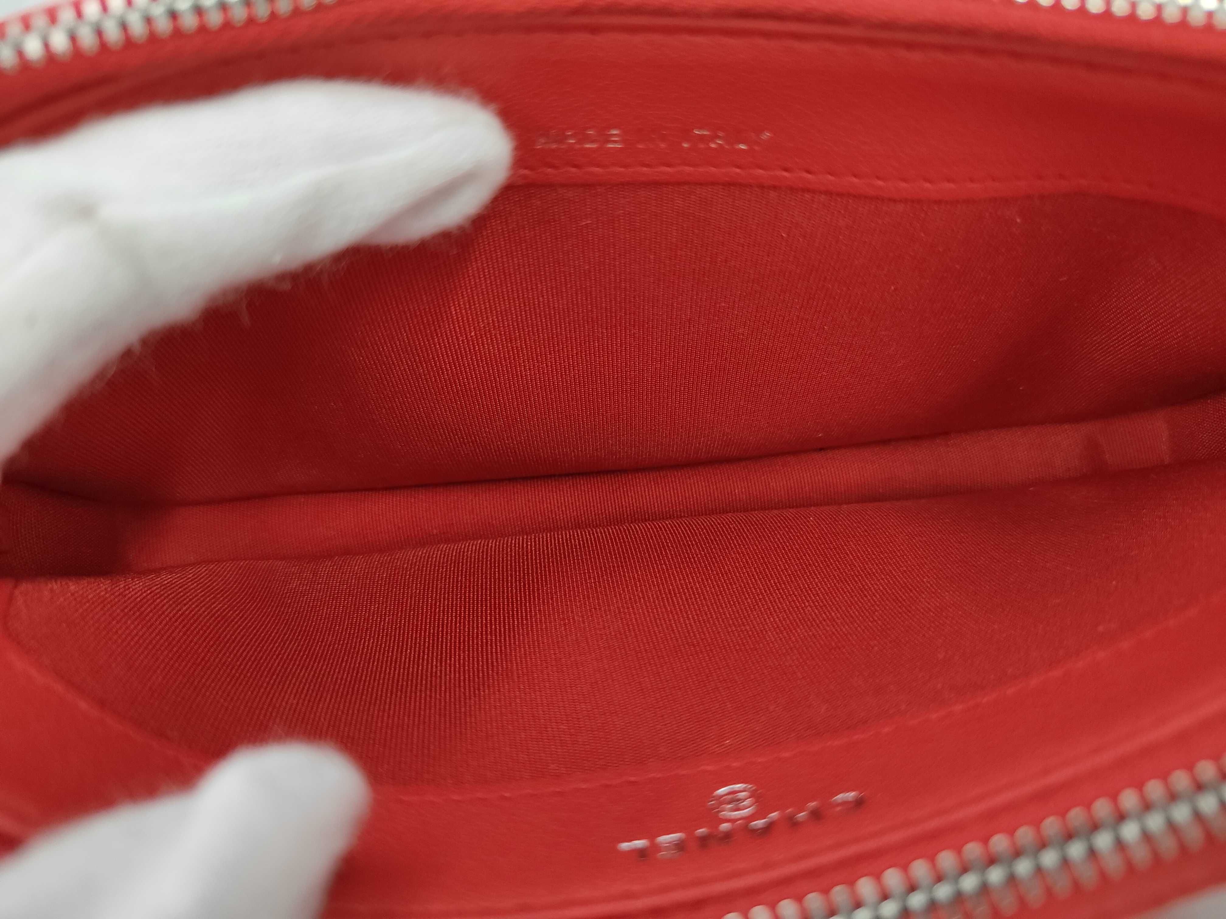 Matelassé Red Chain Wallet (Serial Number 25) Shoulder Bag — view 9