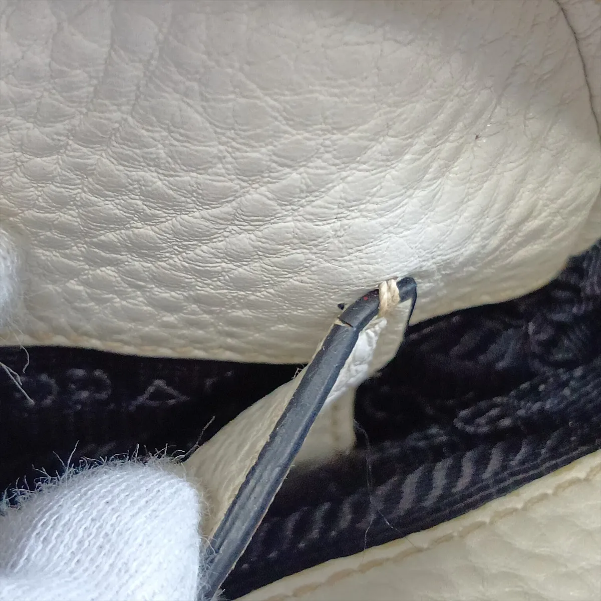 Vitello Leather Shoulder Bag, White — view 13