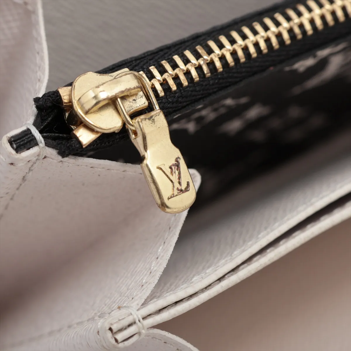 LV Crafty Zippy Wallet M69437 Crème Caramel Round Zip Wallet RFID detected, zipper is stiff — view 12