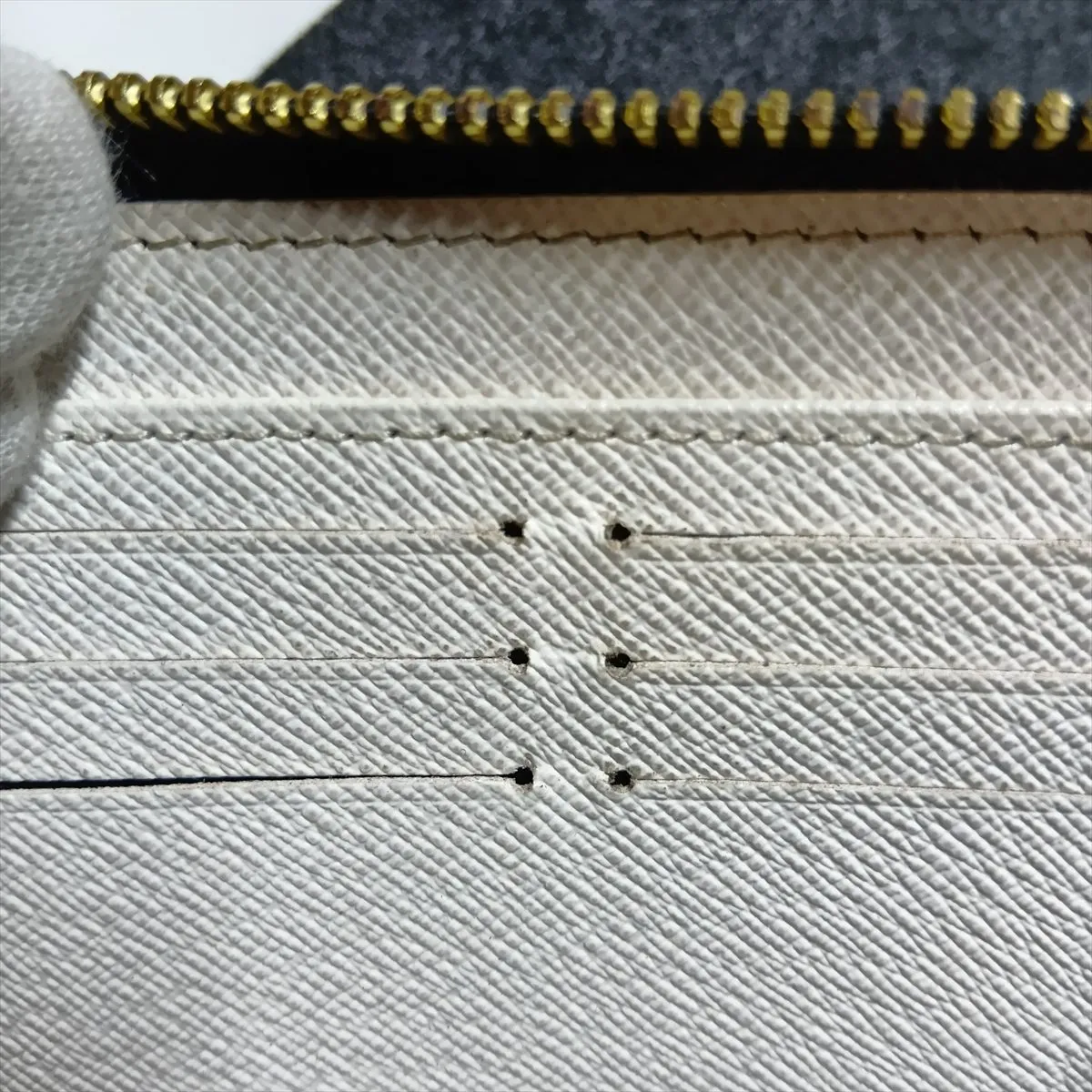 LV Crafty Zippy Wallet M69437 Crème Caramel Round Zip Wallet RFID detected, zipper is stiff — view 15