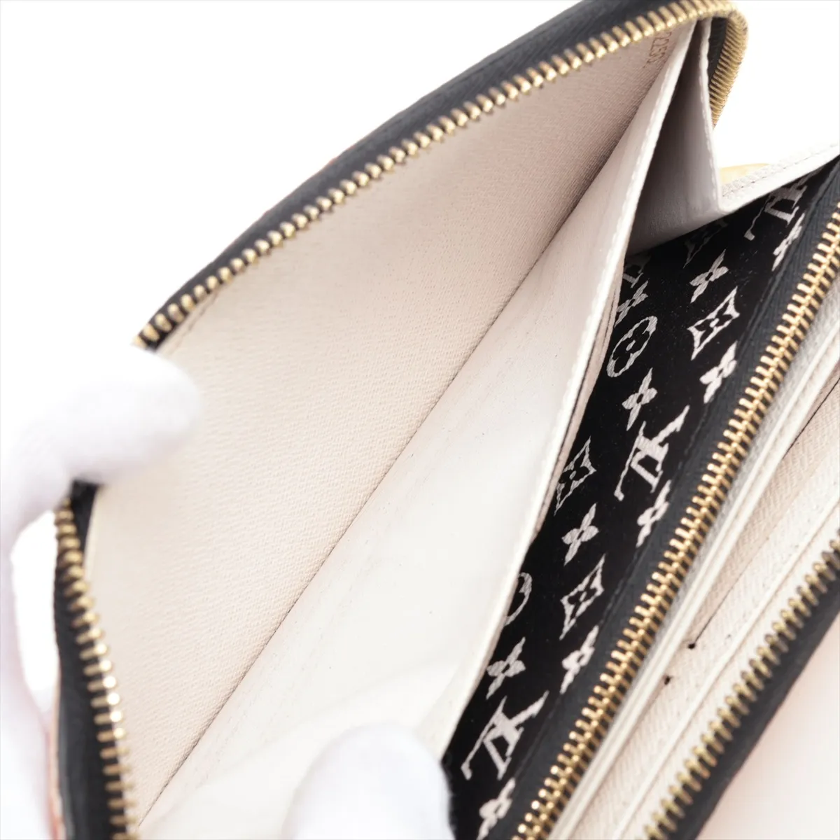 LV Crafty Zippy Wallet M69437 Crème Caramel Round Zip Wallet RFID detected, zipper is stiff — view 4