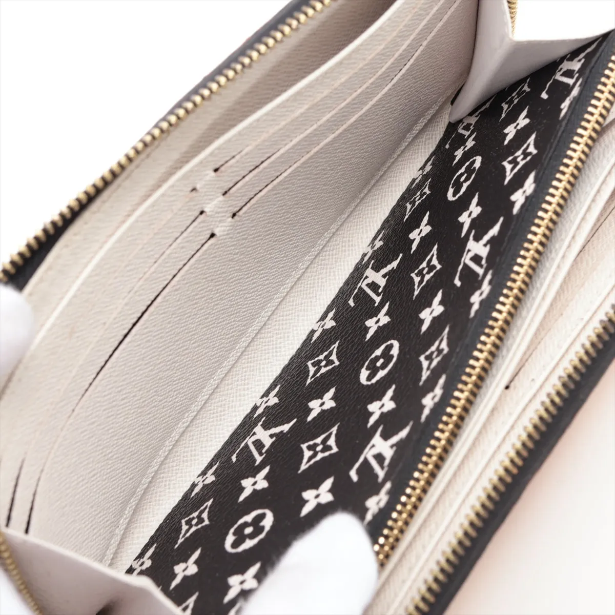 LV Crafty Zippy Wallet M69437 Crème Caramel Round Zip Wallet RFID detected, zipper is stiff — view 5