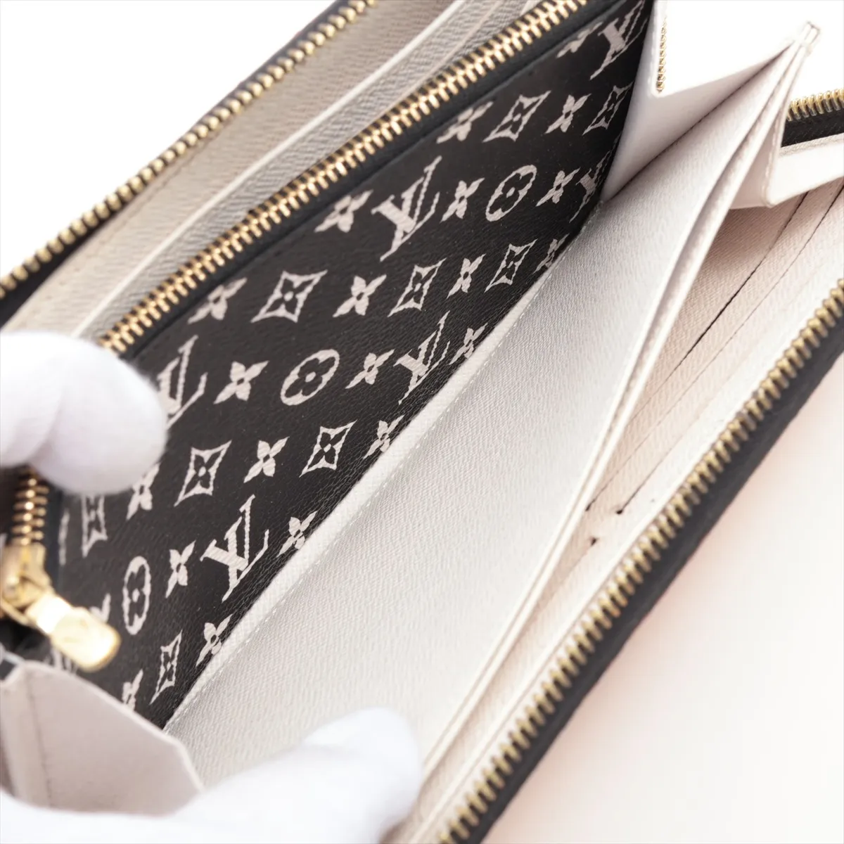 LV Crafty Zippy Wallet M69437 Crème Caramel Round Zip Wallet RFID detected, zipper is stiff — view 6