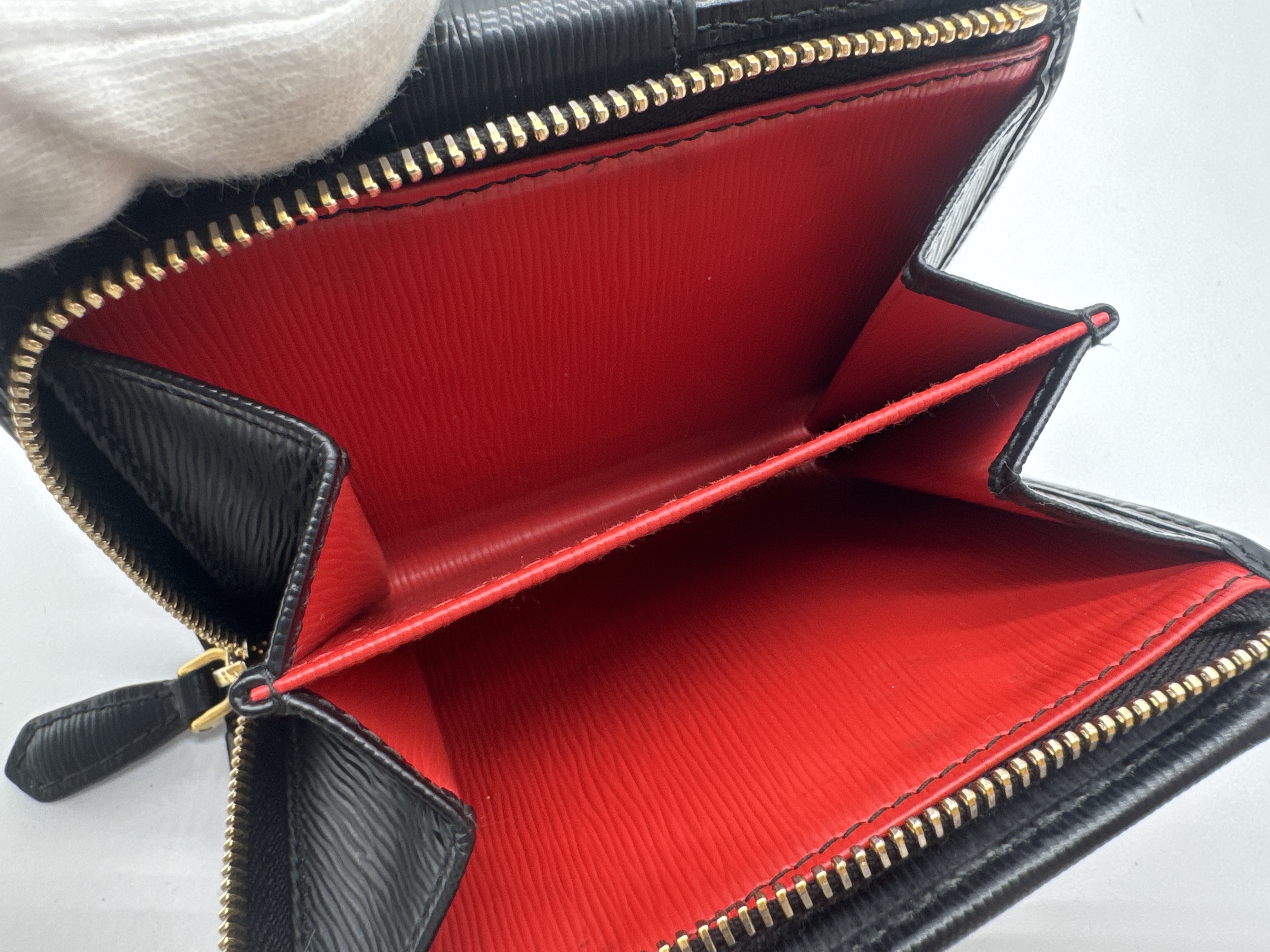 Bi-fold L-shaped Black Wallet — view 10