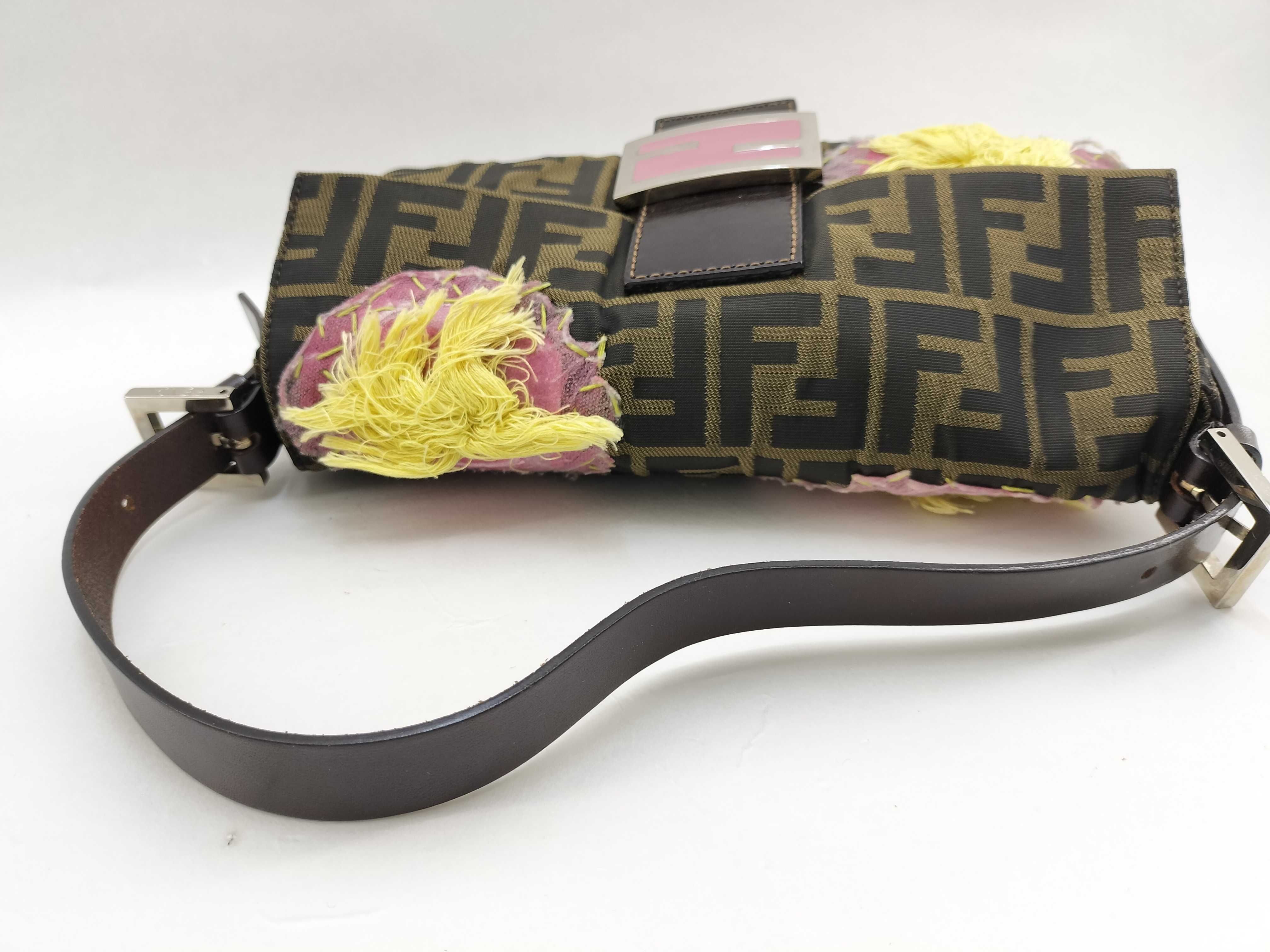 Zucca pattern Fendi Baguette Zucca pattern flower motif one-shoulder bag khaki shoulder bag — view 8