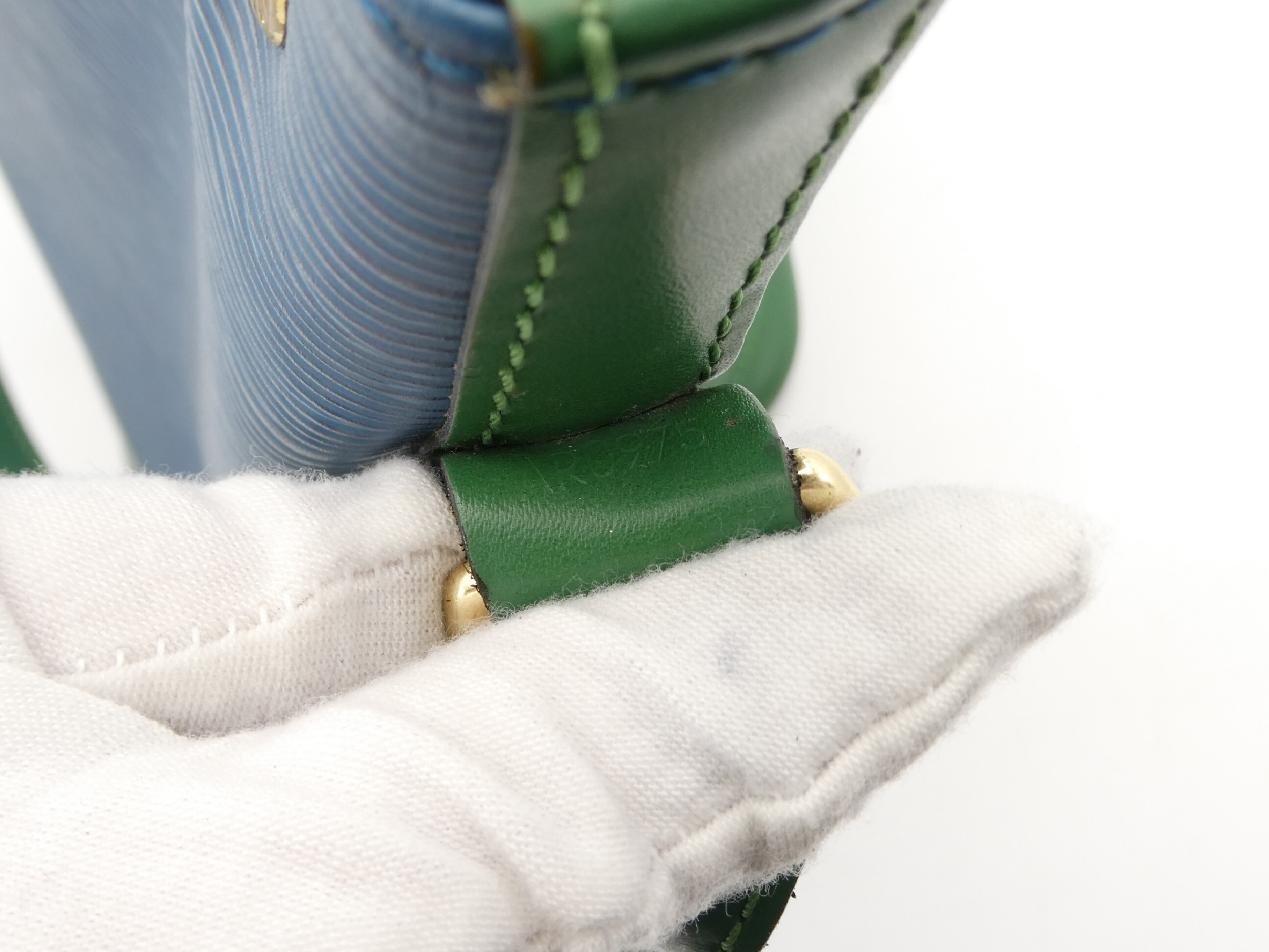 Epi Noé Shoulder Bag — view 9