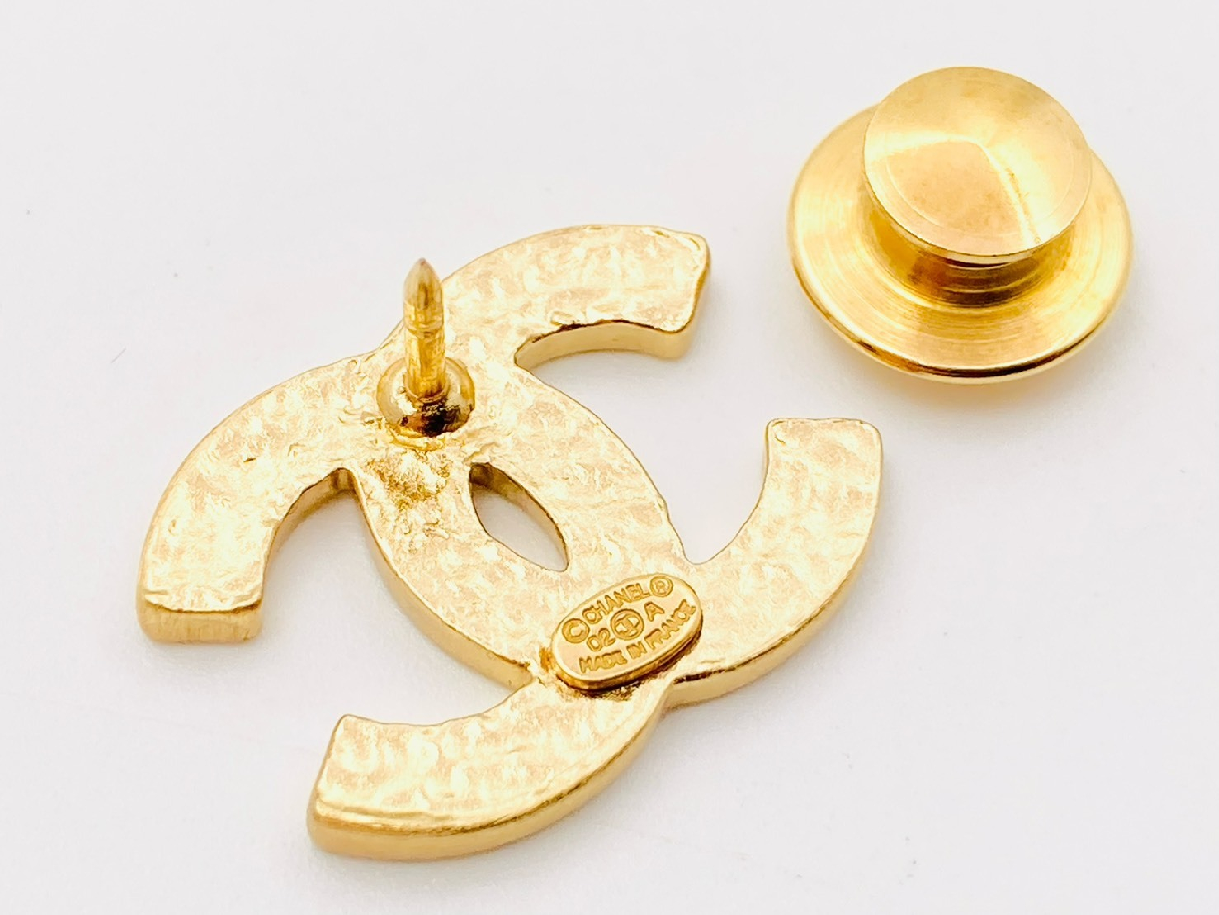Coco Mark Pin Brooch 02A Enamel Black x Gold Brooch — view 3