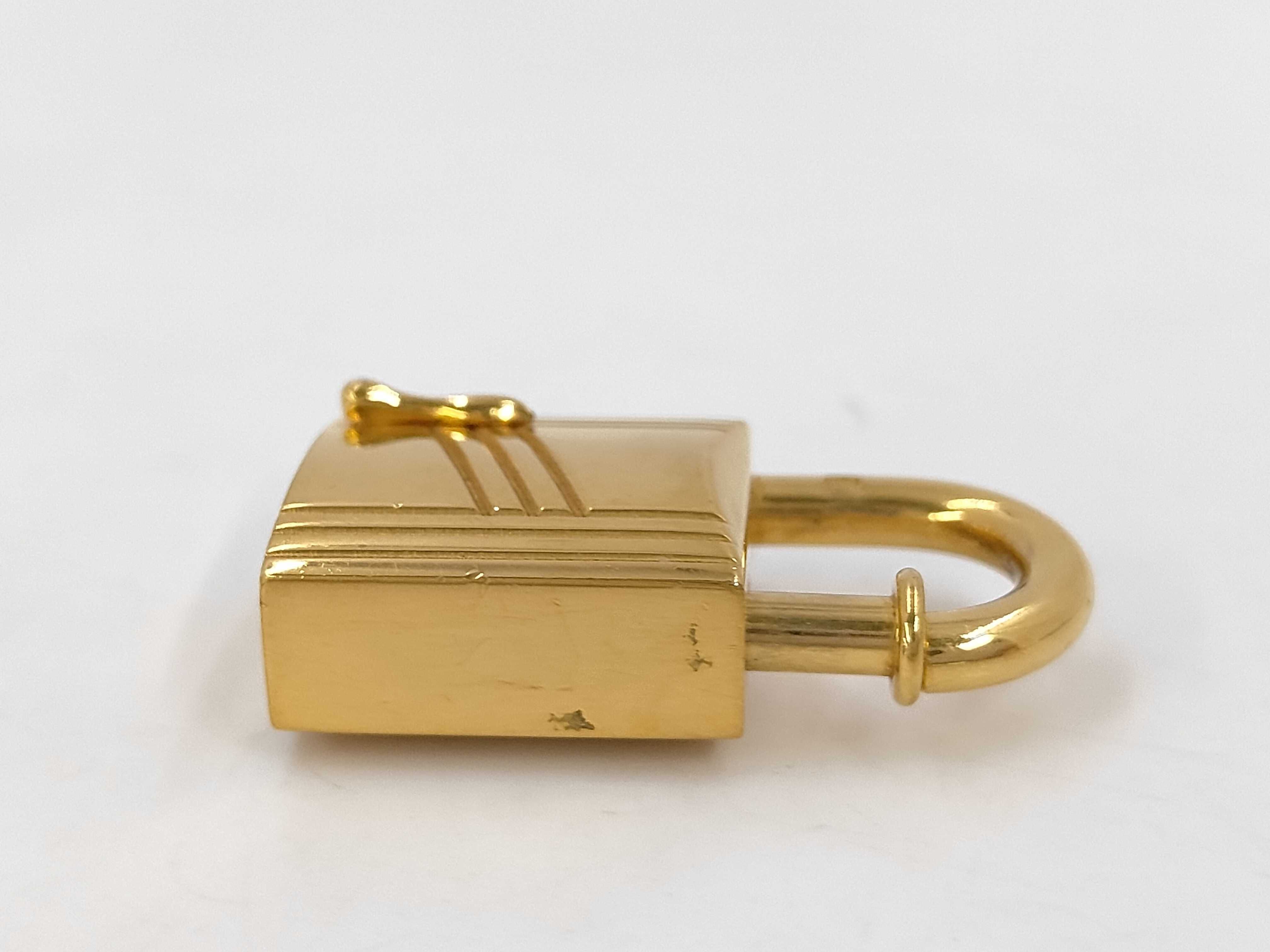 padlock charm, gold, and other accessories. — view 4