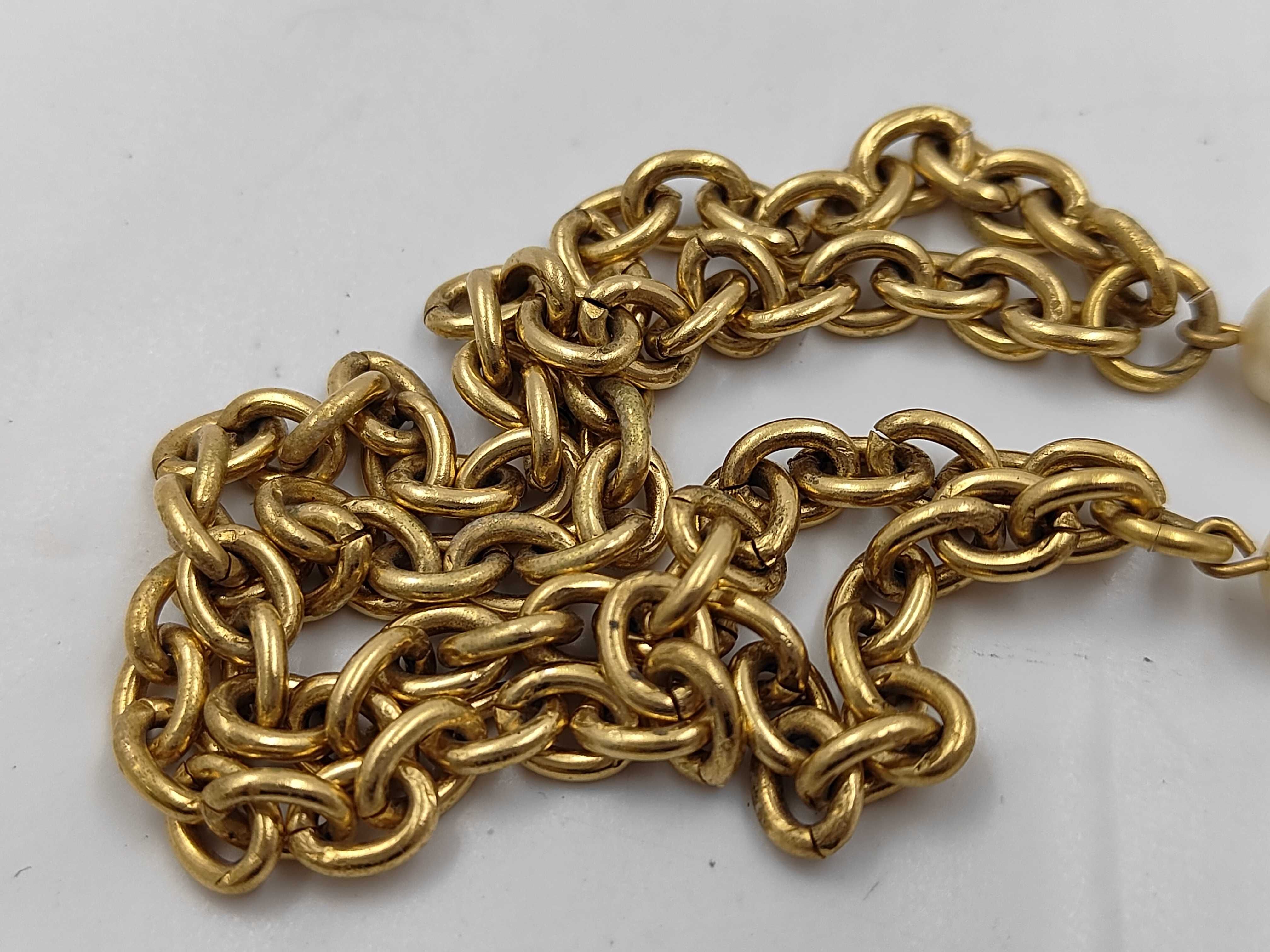 belt with box, gold and pearl, and other accessories. — view 4