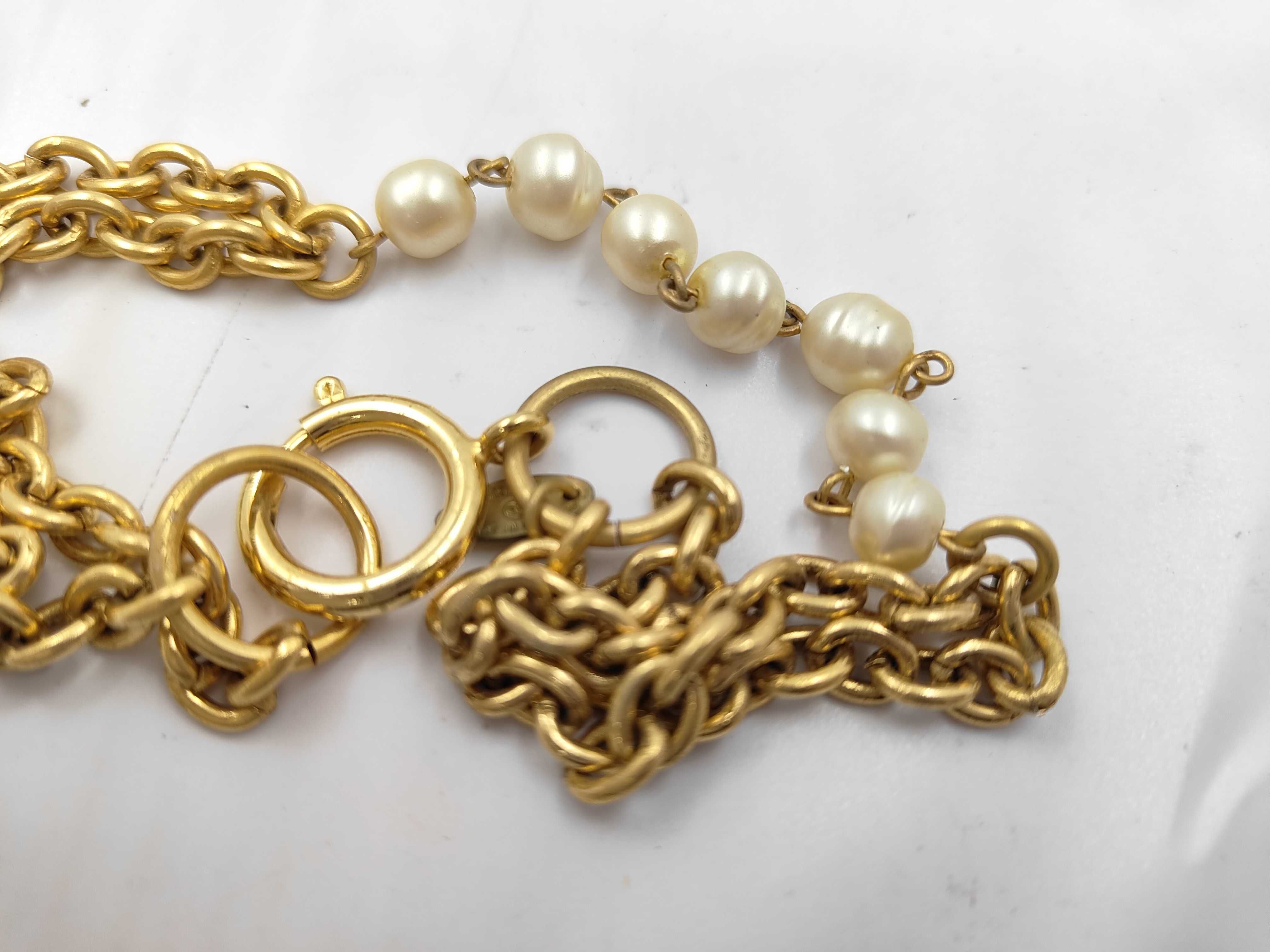 belt with box, gold and pearl, and other accessories. — view 5