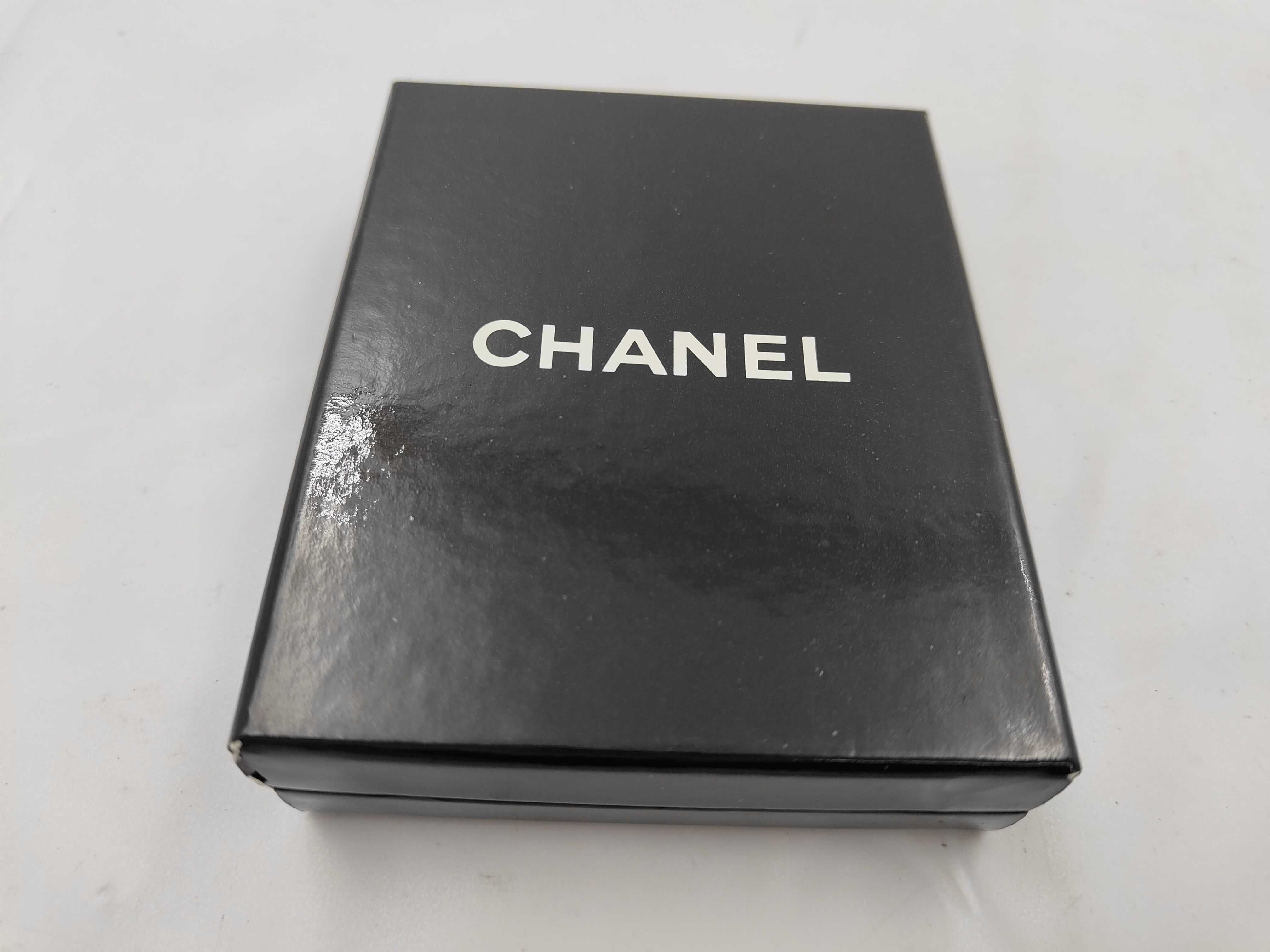 belt with box, gold and pearl, and other accessories. — view 7
