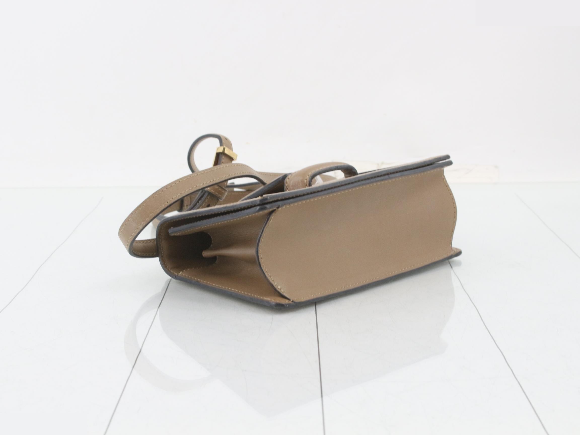 Leather shoulder bag with charm, beige, gold hardware. — view 5