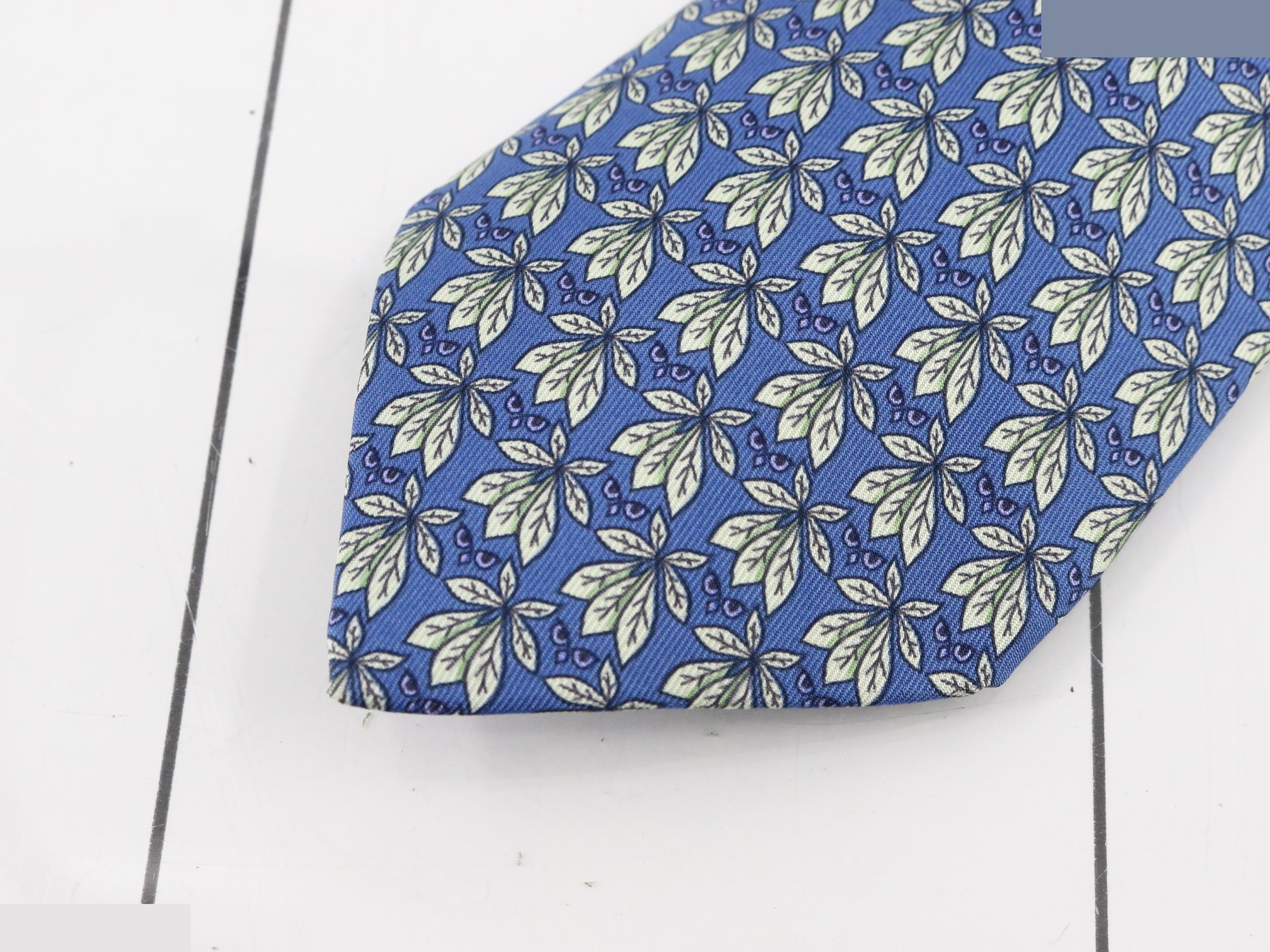 tie — view 3