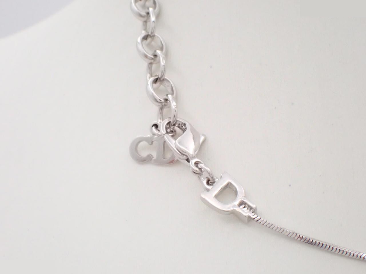 Other lines: Precious metals, necklaces, pendants, chains approximately 40cm long. — view 2