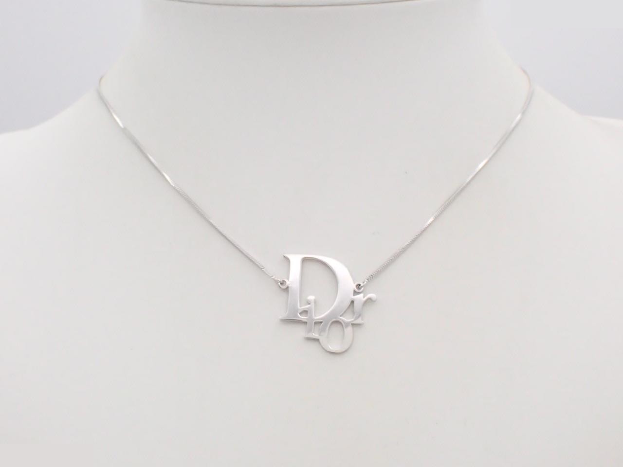 Other lines: Precious metals, necklaces, pendants, chains approximately 40cm long. — view 3