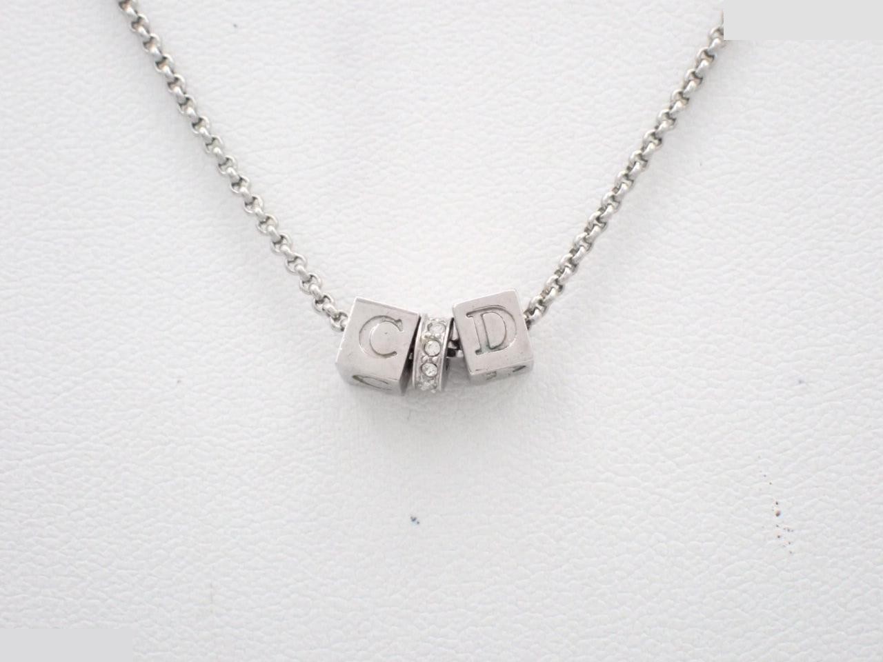 necklace, chain approximately 43cm