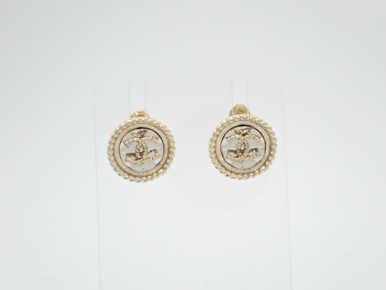 earrings, A17S, Coco Mark, mirror finish, round, gold, 1.5cm wide.