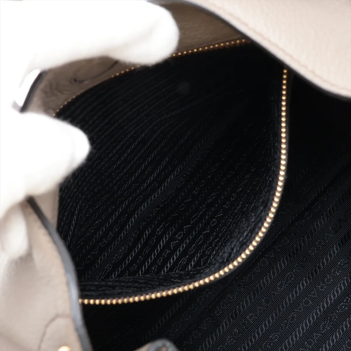 Vitello Daino Leather Shoulder Bag, Beige — view 8