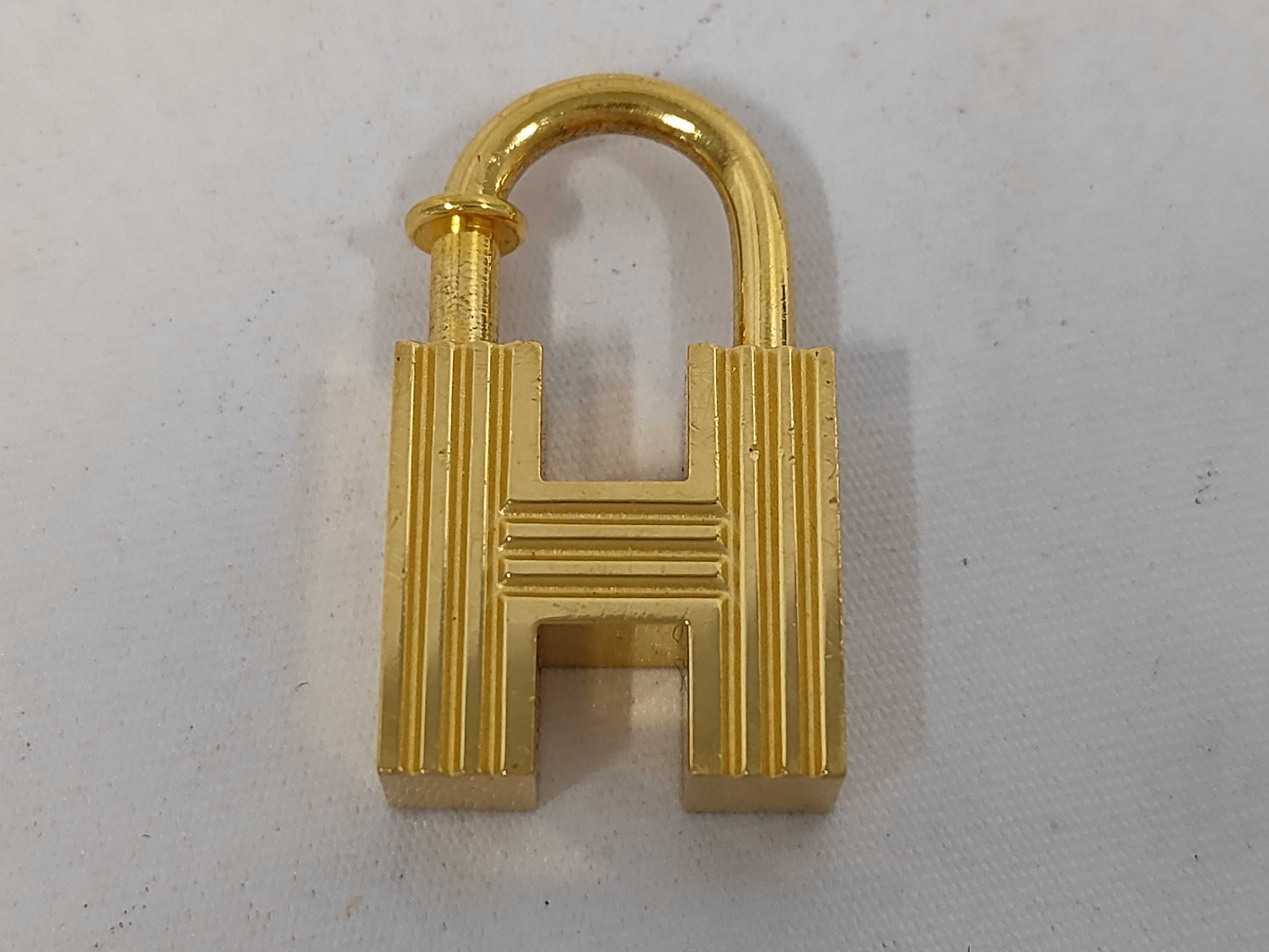 padlock/H logo/2000/millennium/charm/gold charm Other accessories — view 2