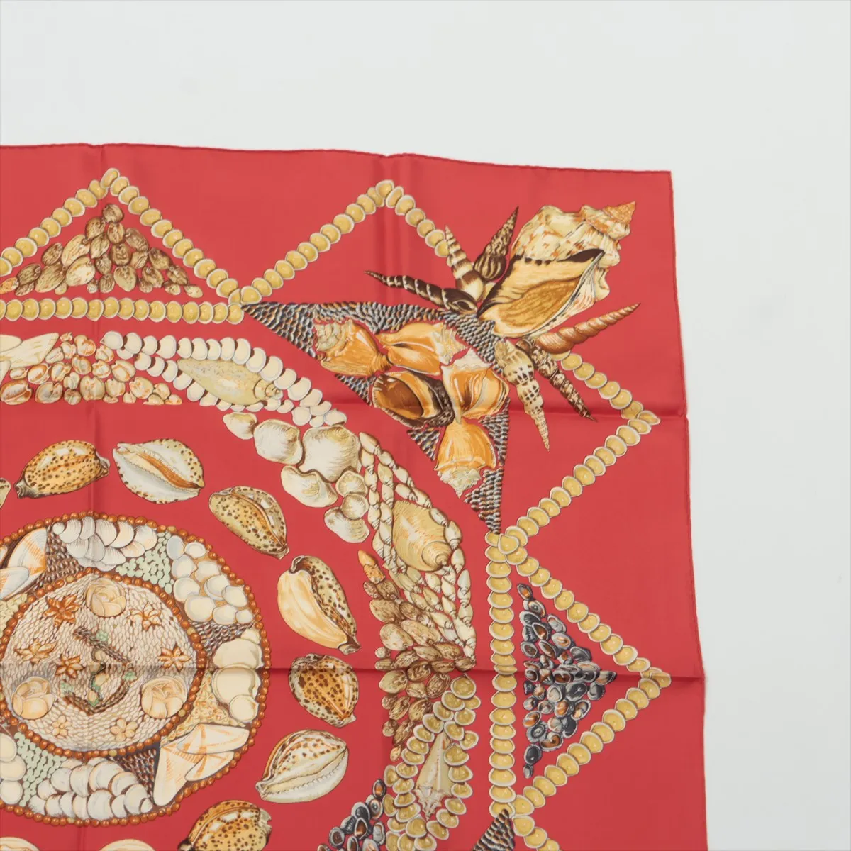 Carre 90 Rocaille Seashell Scarf Silk Red — view 3
