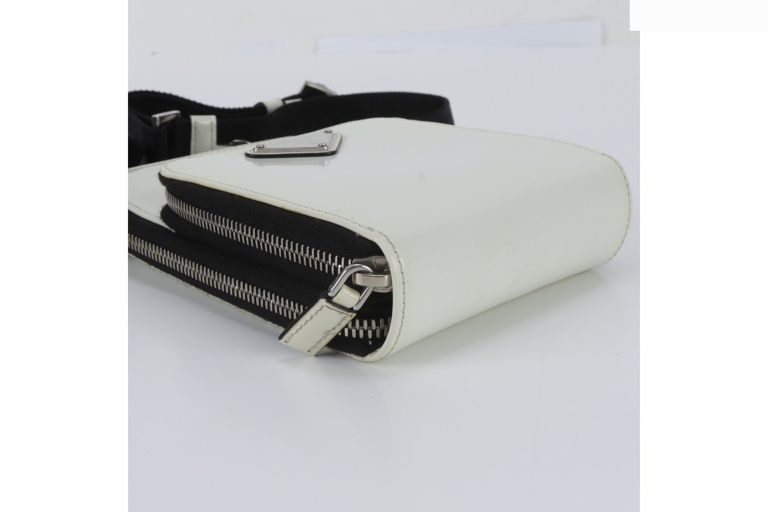 Triangle logo smartphone case, leather shoulder bag — view 4