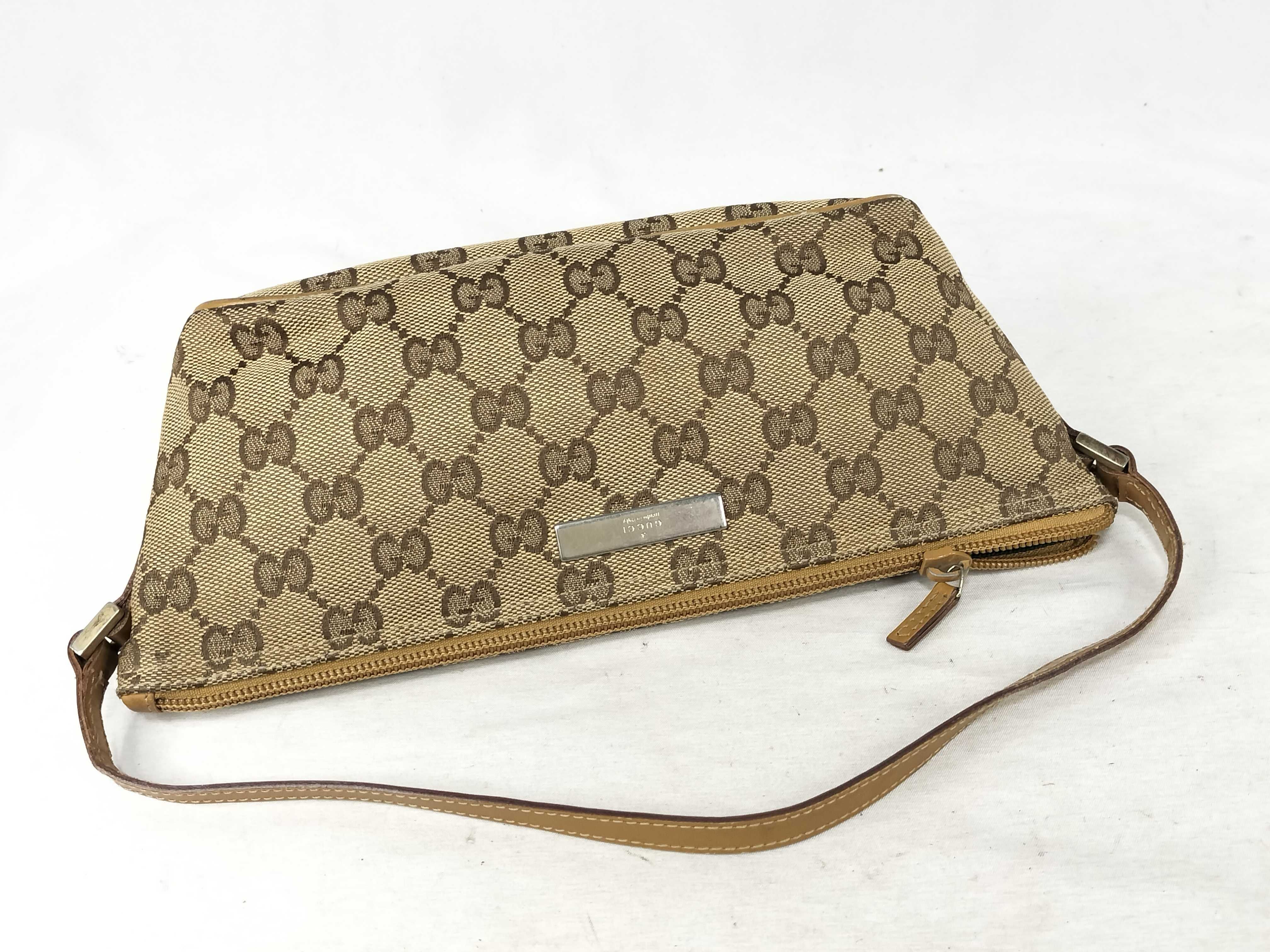 GG Canvas Handbag, Gucci Handbag with GG Pattern Canvas — view 3