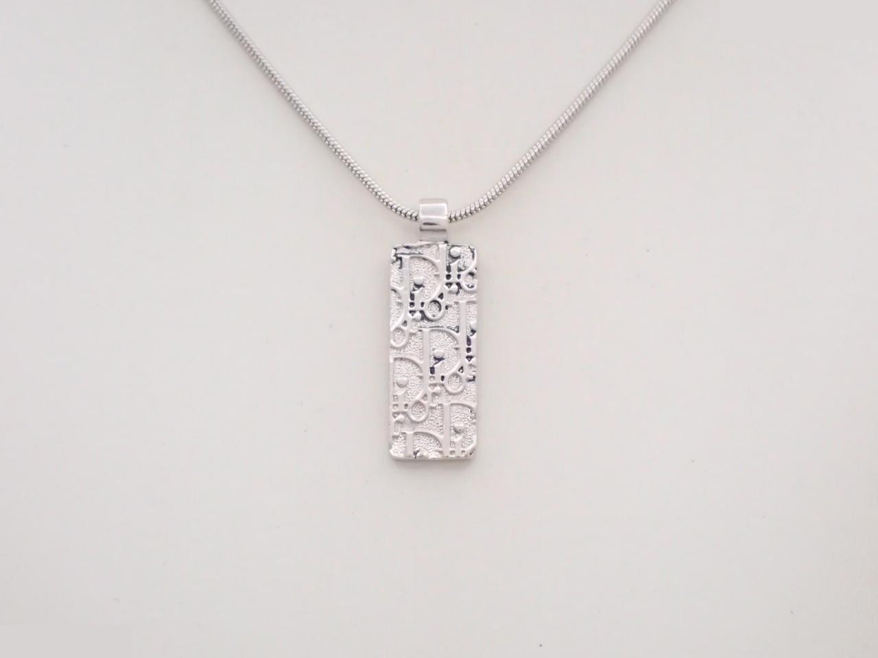 Other line: Precious metal necklaces and pendants, neck circumference approximately 50cm. — view 2