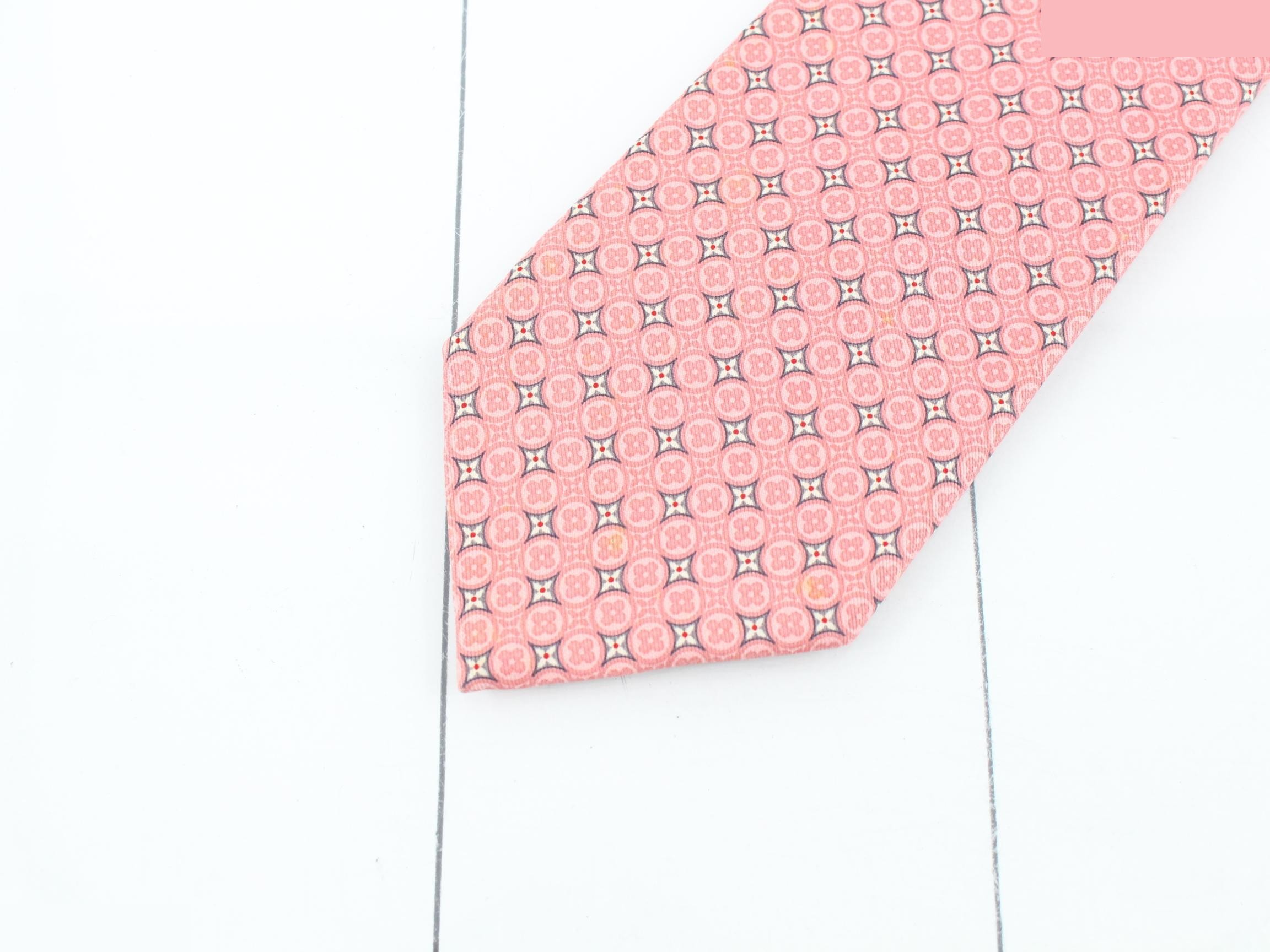 tie — view 3