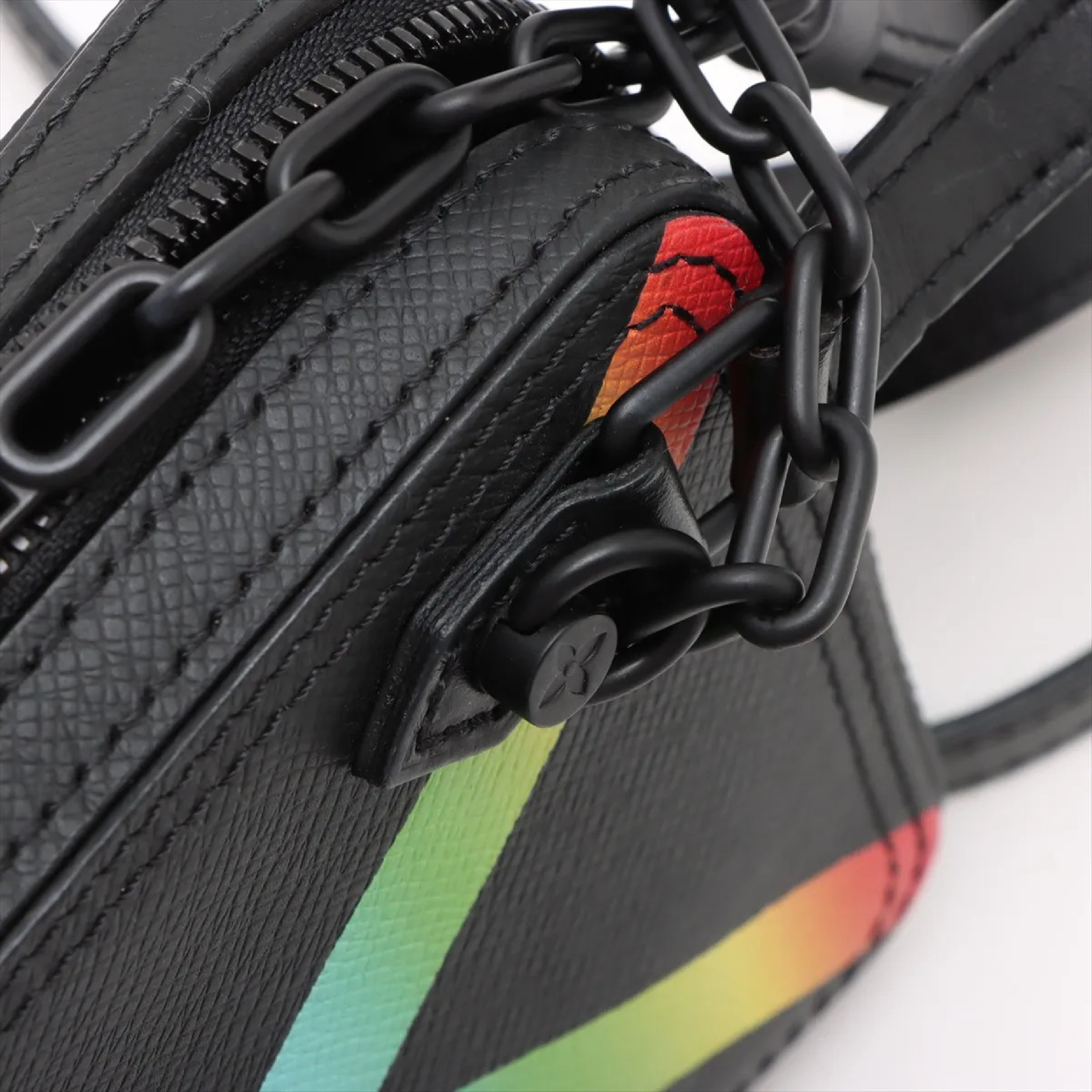 Taiga Rainbow Danube Messenger M30332 (RFID detected) Shoulder Bag — view 6