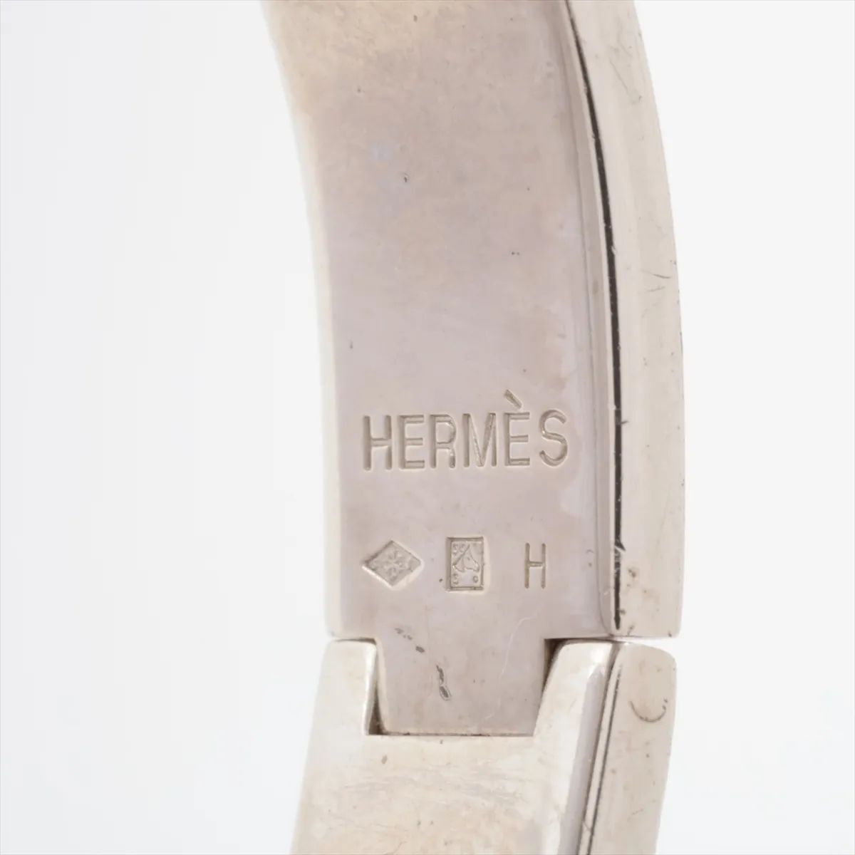 Click Crack H bangle bracelet enamel x metal greige x silver dents scratches dullness dirt discoloration peeling — view 6