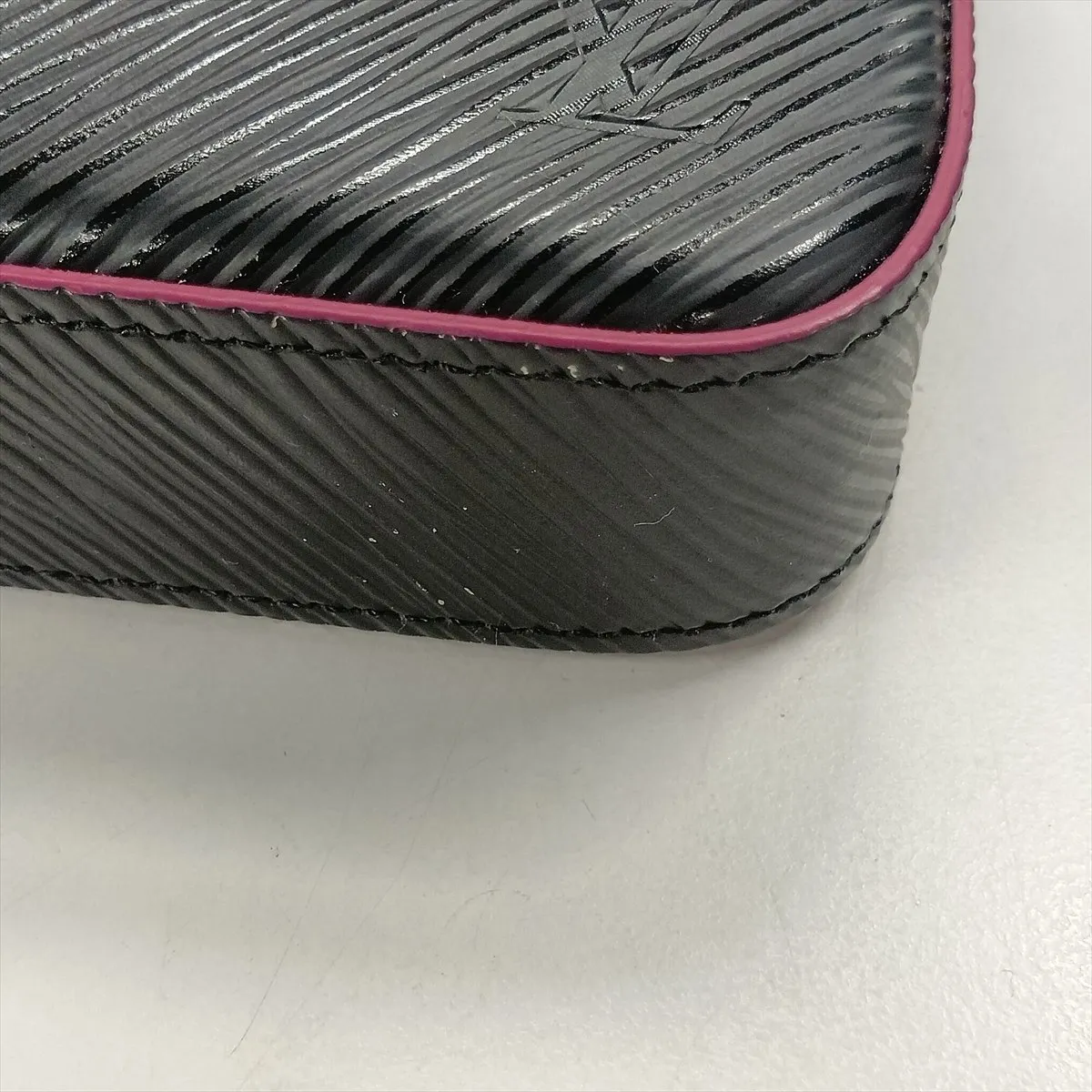 Epi Pochette Felicie M64579 TJ1158 Black x Pink (Strap not included) — view 11