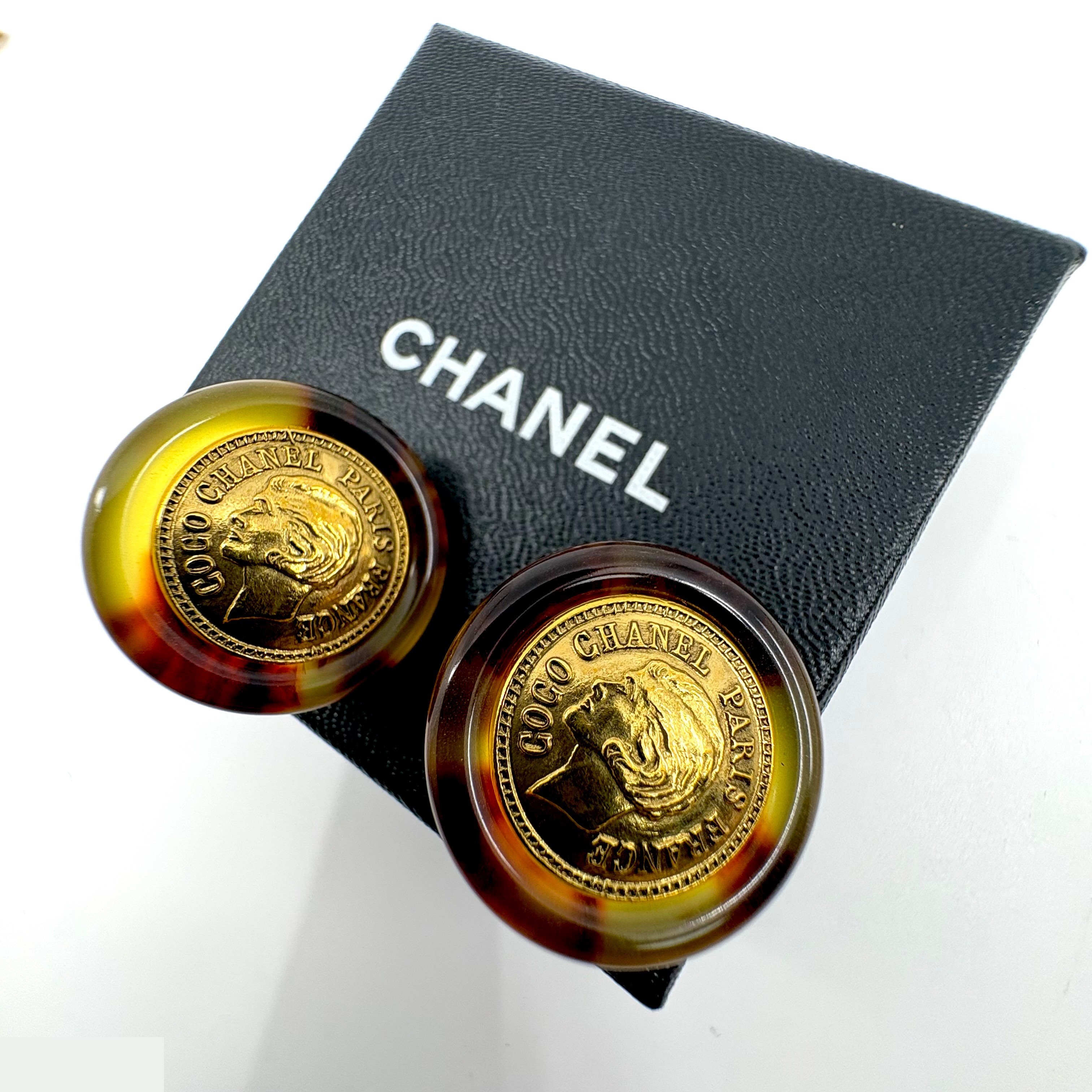 Tortoiseshell coin (precious metal) earrings — view 2