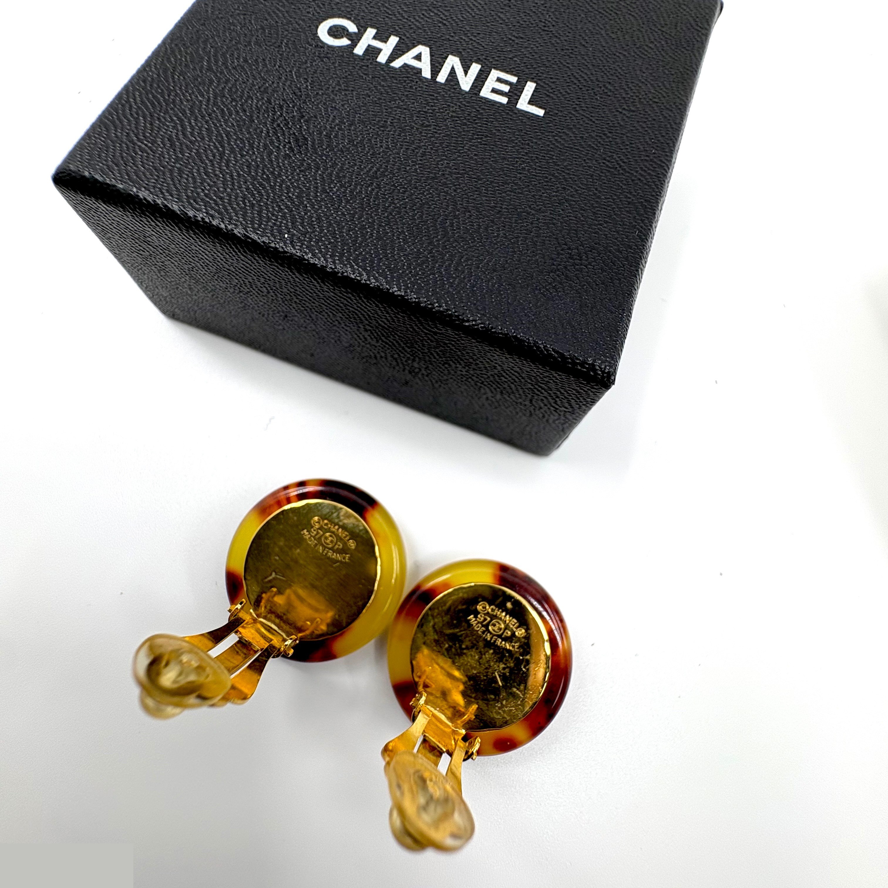Tortoiseshell coin (precious metal) earrings — view 3