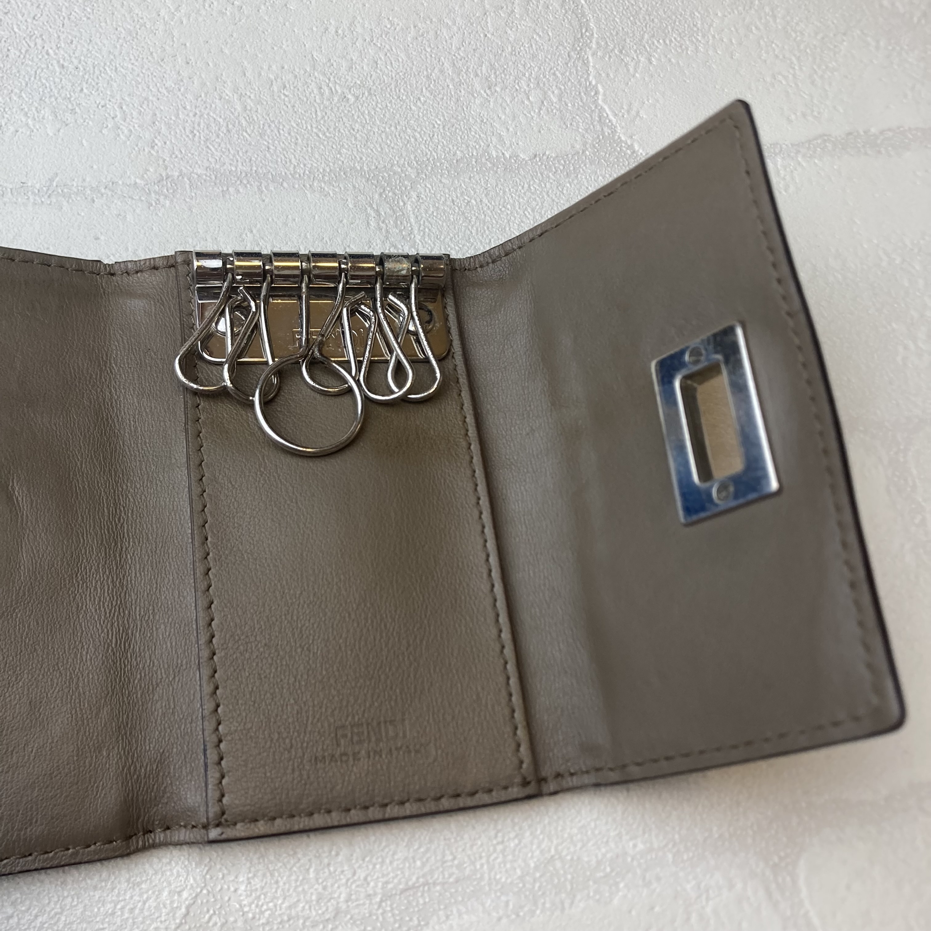 PEEKABOO Leather 6-Key Case — view 10