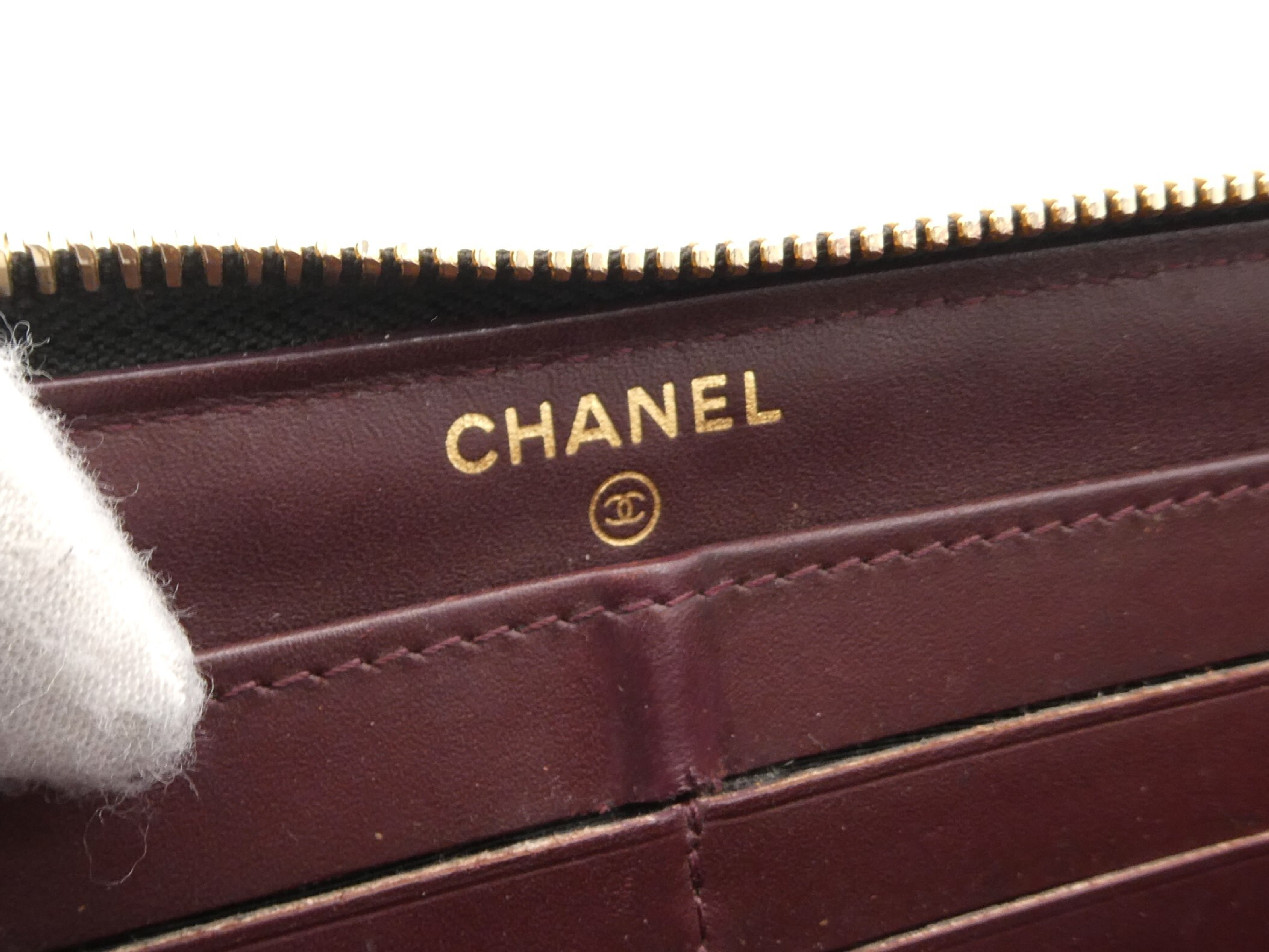 Matelassé Coco Mark Caviar Skin Round Zip Wallet — view 9