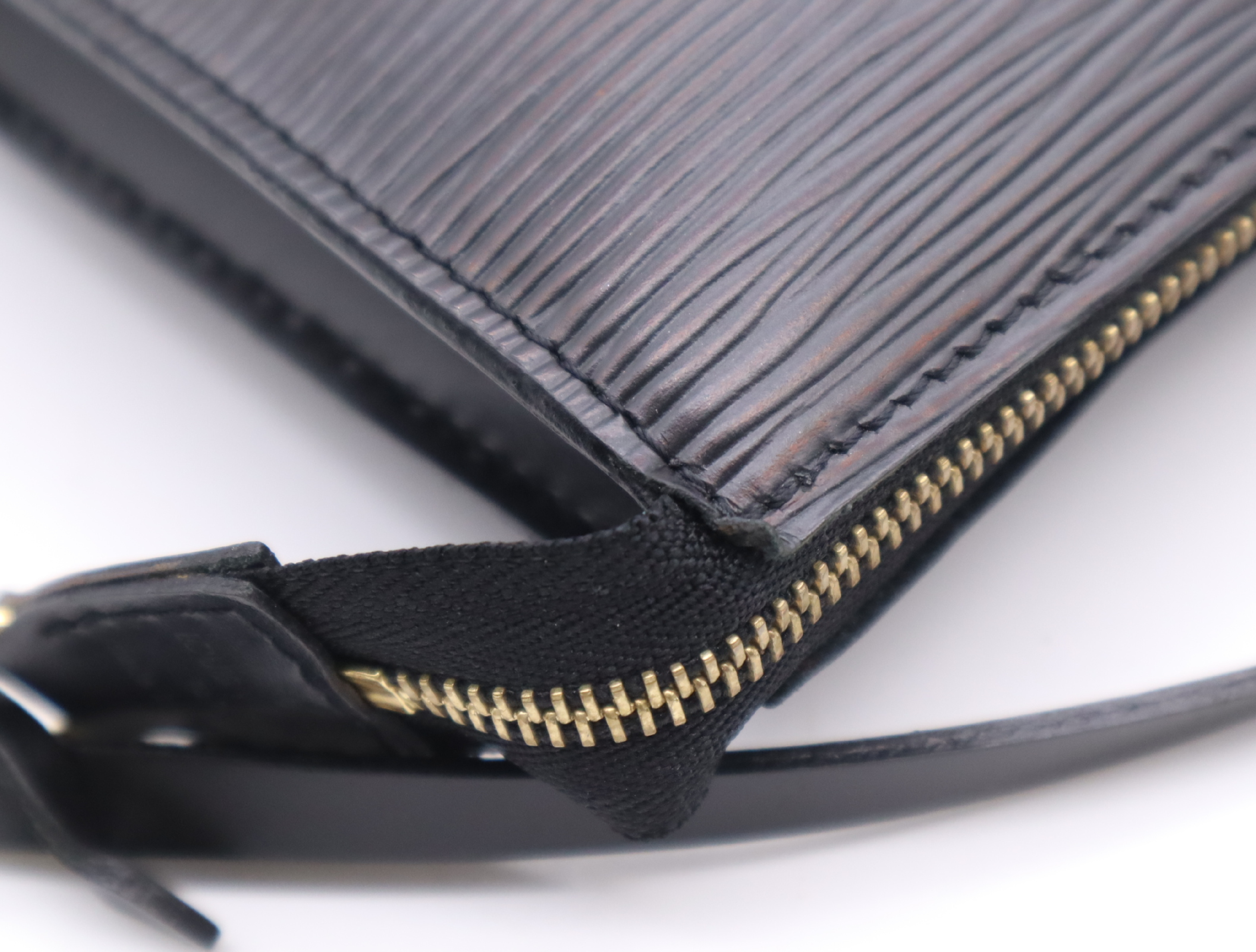 M52942 Epi Pochette Accessoires Noir Pouch — view 8