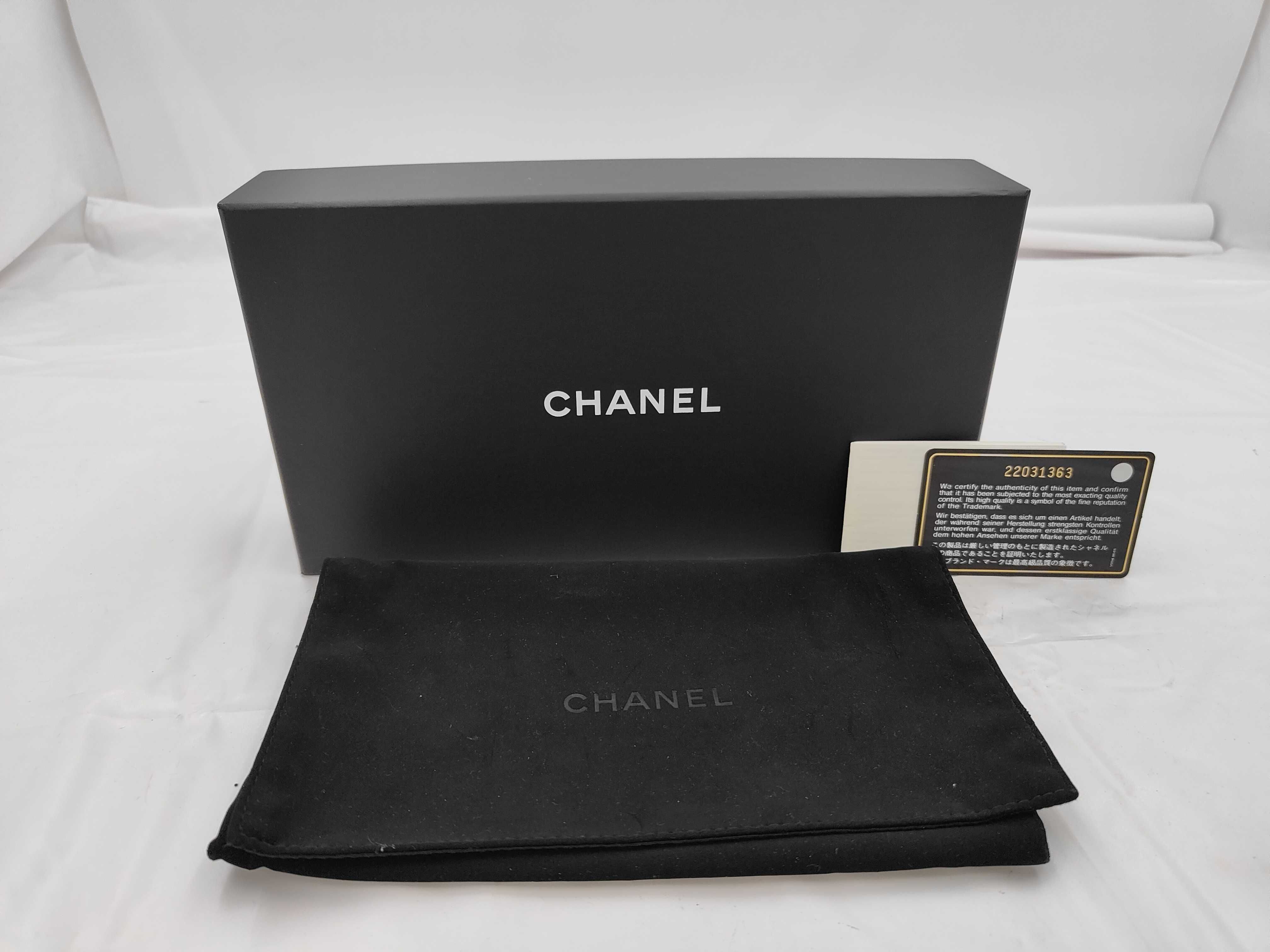 A50097 Matelassé Caviar Skin Round Zip Wallet — view 9