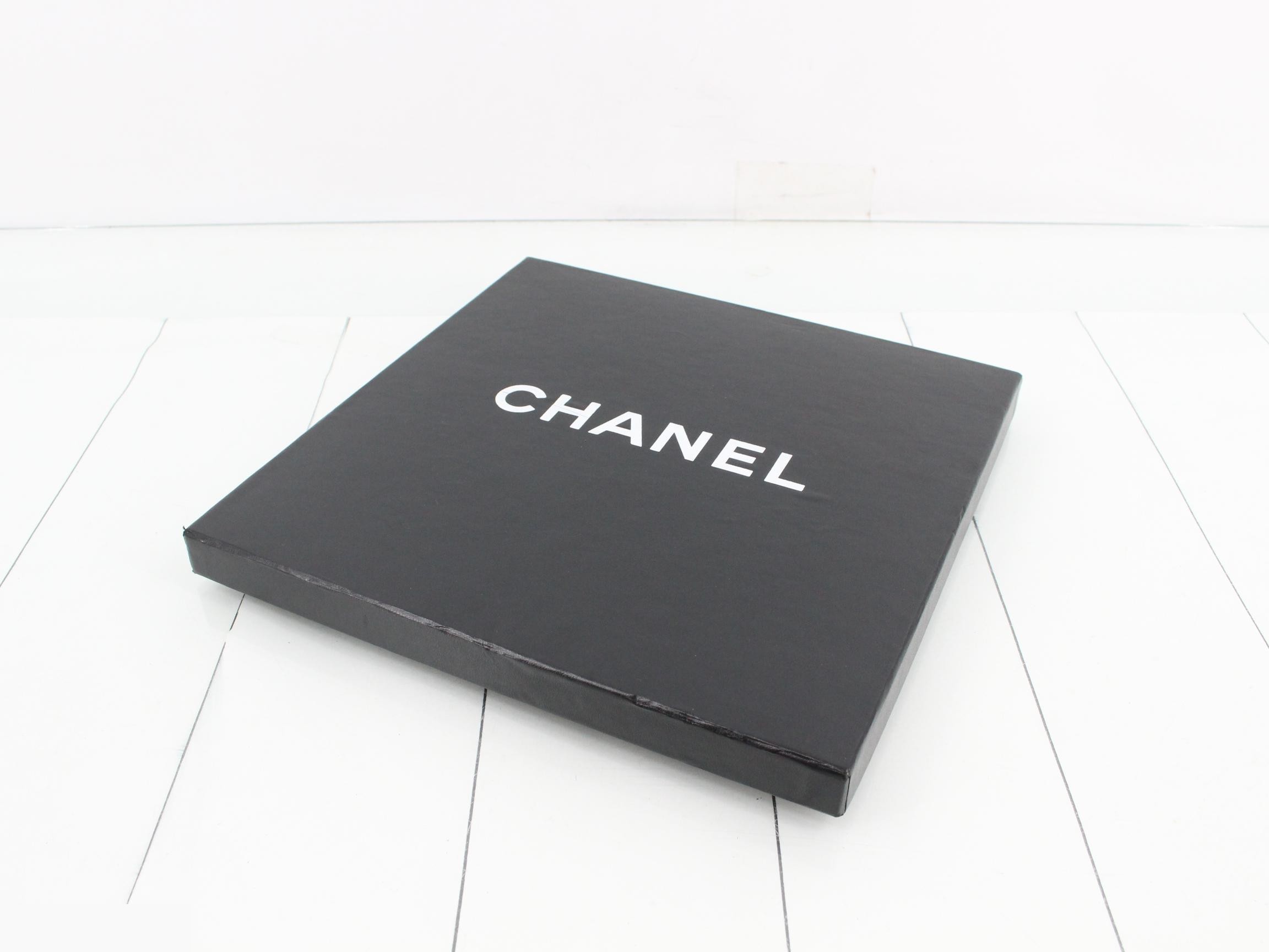 Comes with box. Small items, accessories, scarves. — view 4